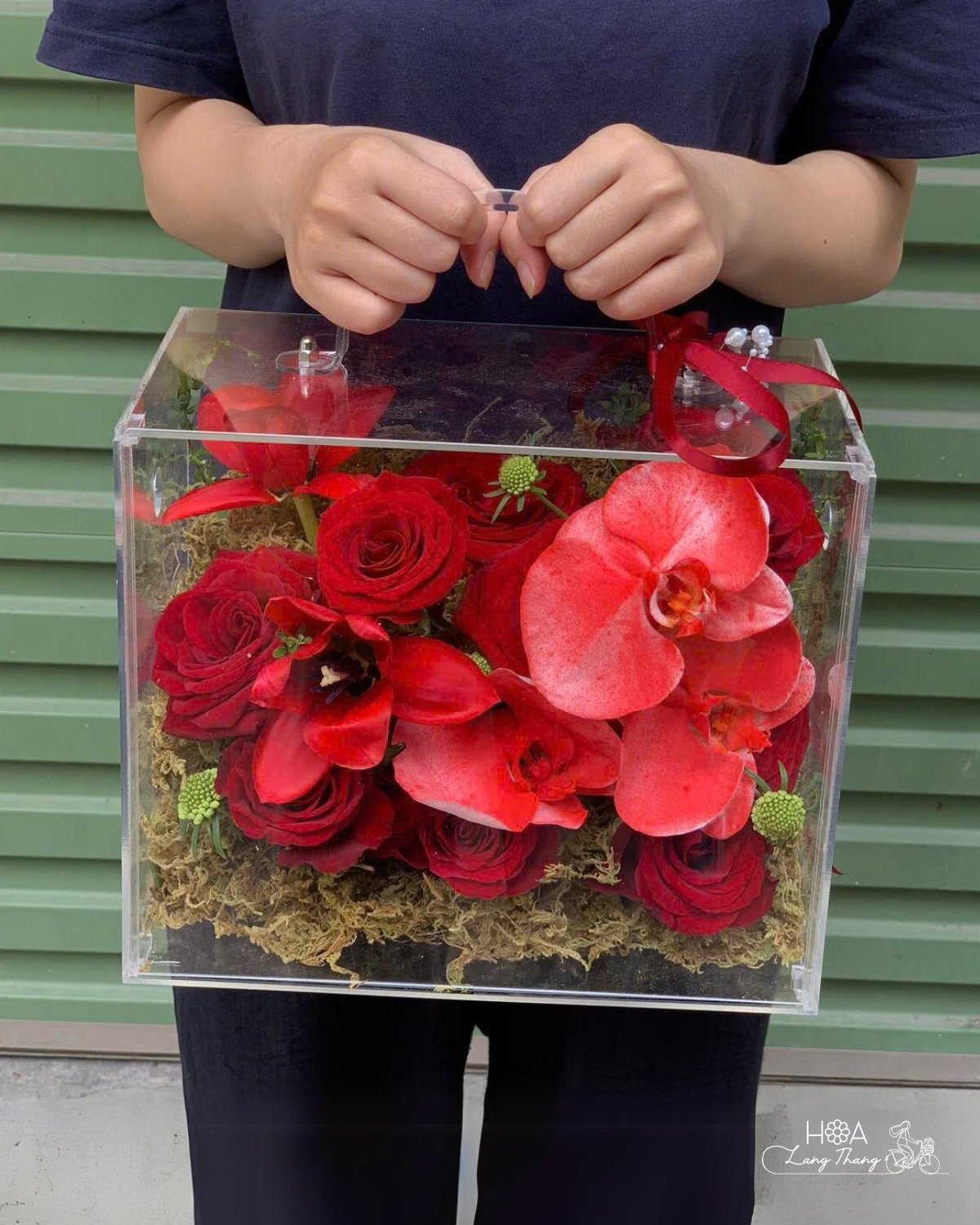 Hộp hoa thiết kế đẹp với hoa hồng đỏ và lan hồ điệp