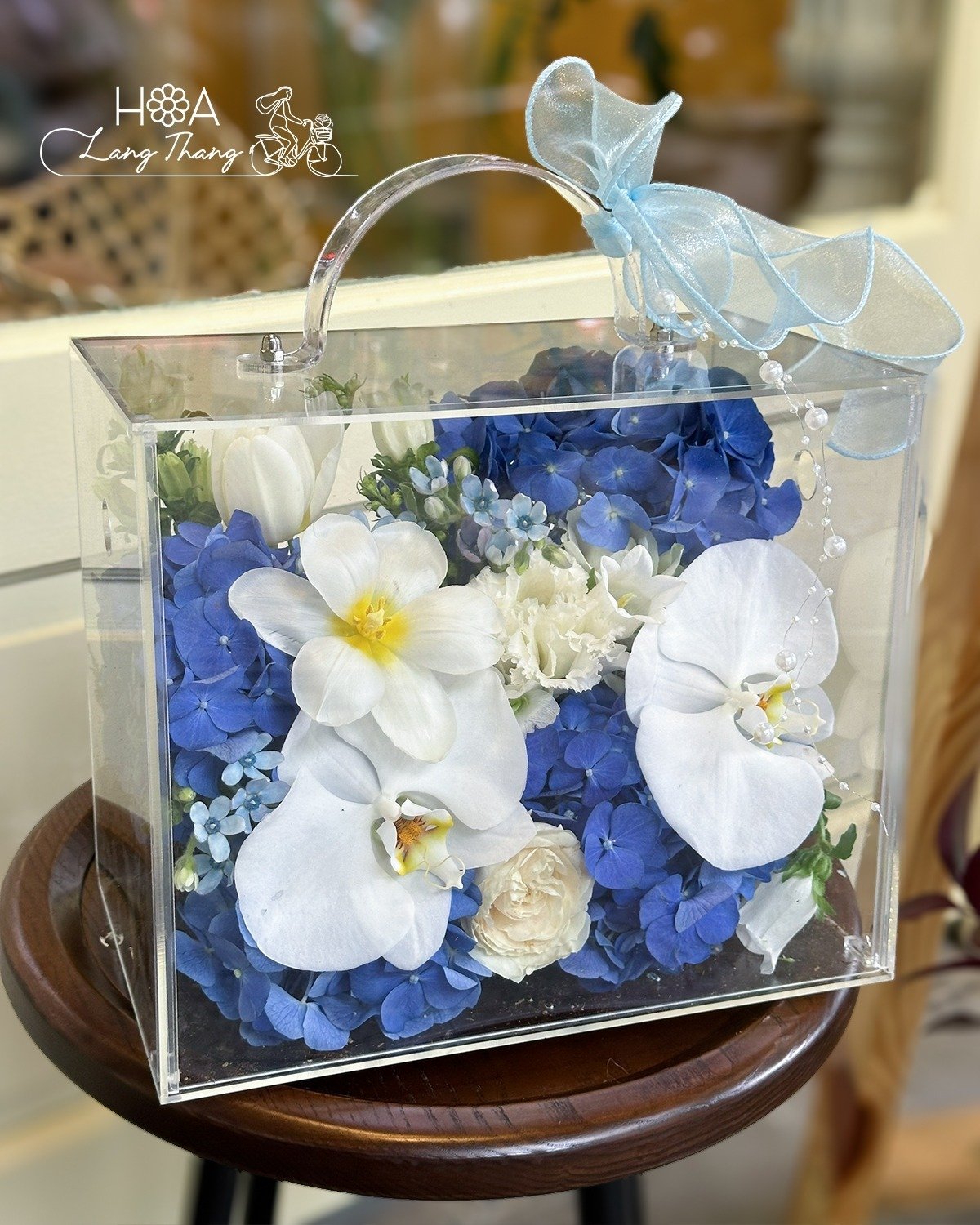 Hộp hoa thủy tinh với hoa <a href=