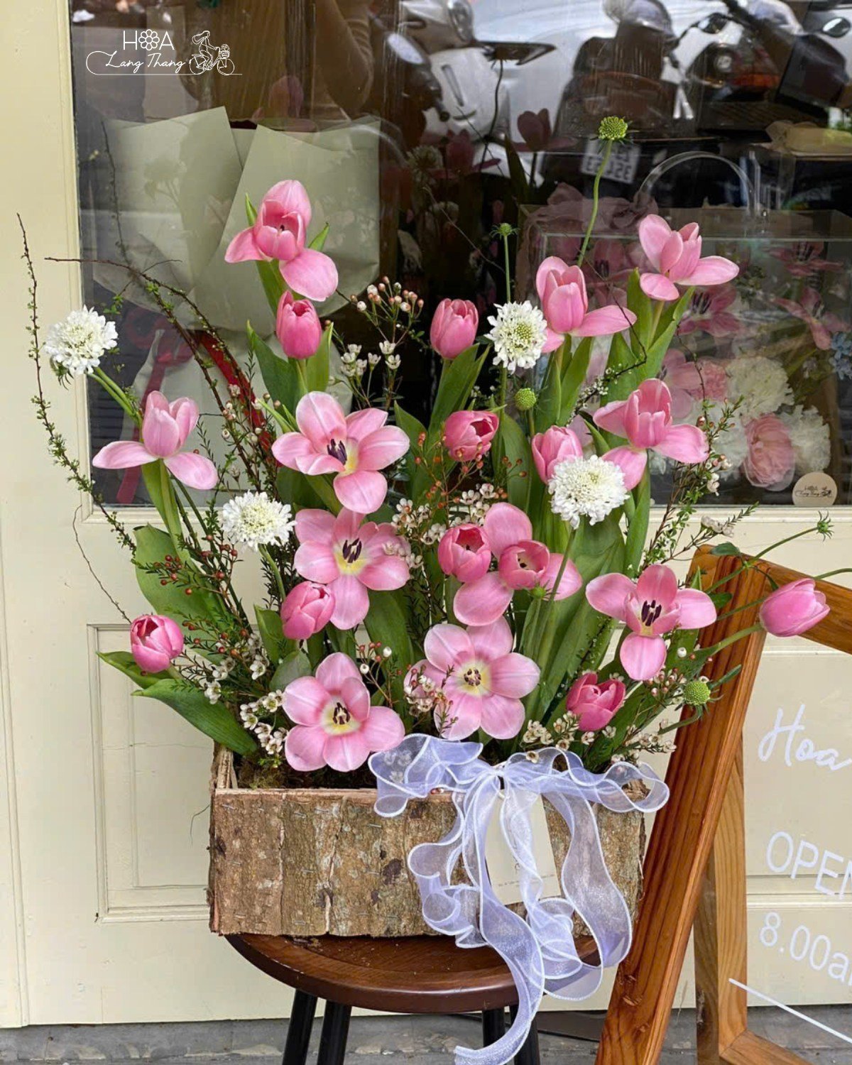 Cắm hoa nghệ thuật với tulip hồng và dương xỉ đẹp mắt