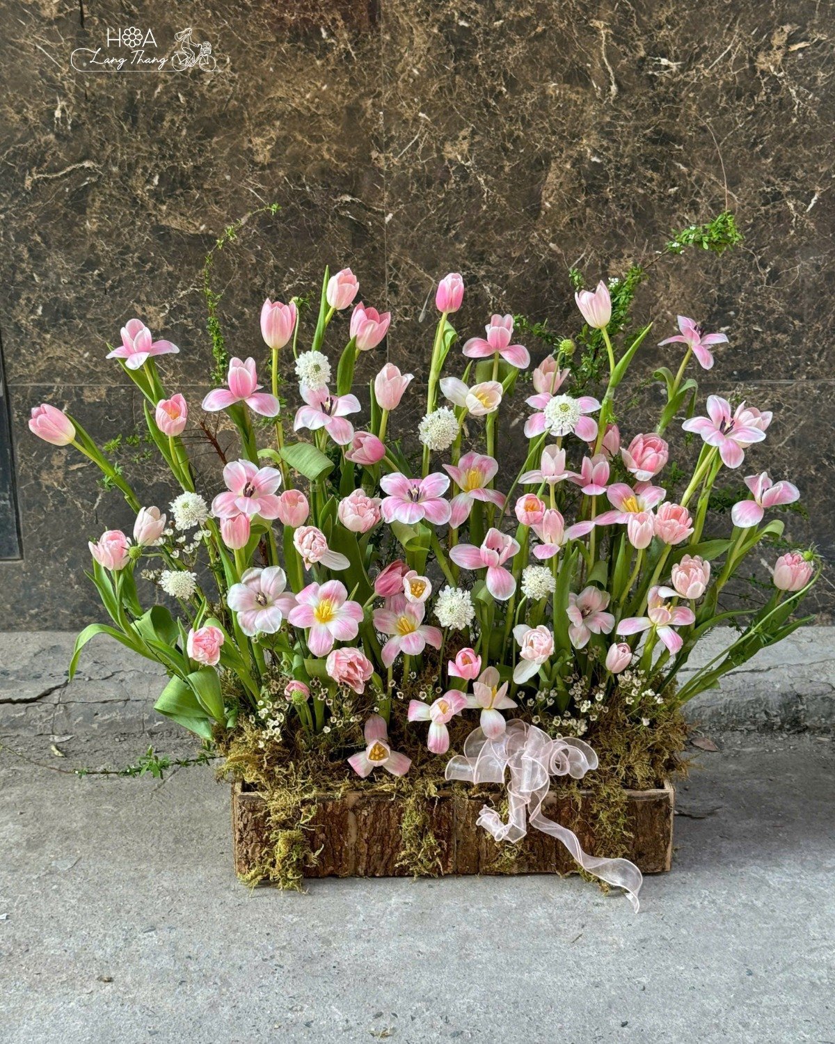 Bình hoa tươi đẹp với tulip hồng và hoa baby, kiểu cắm nghệ thuật