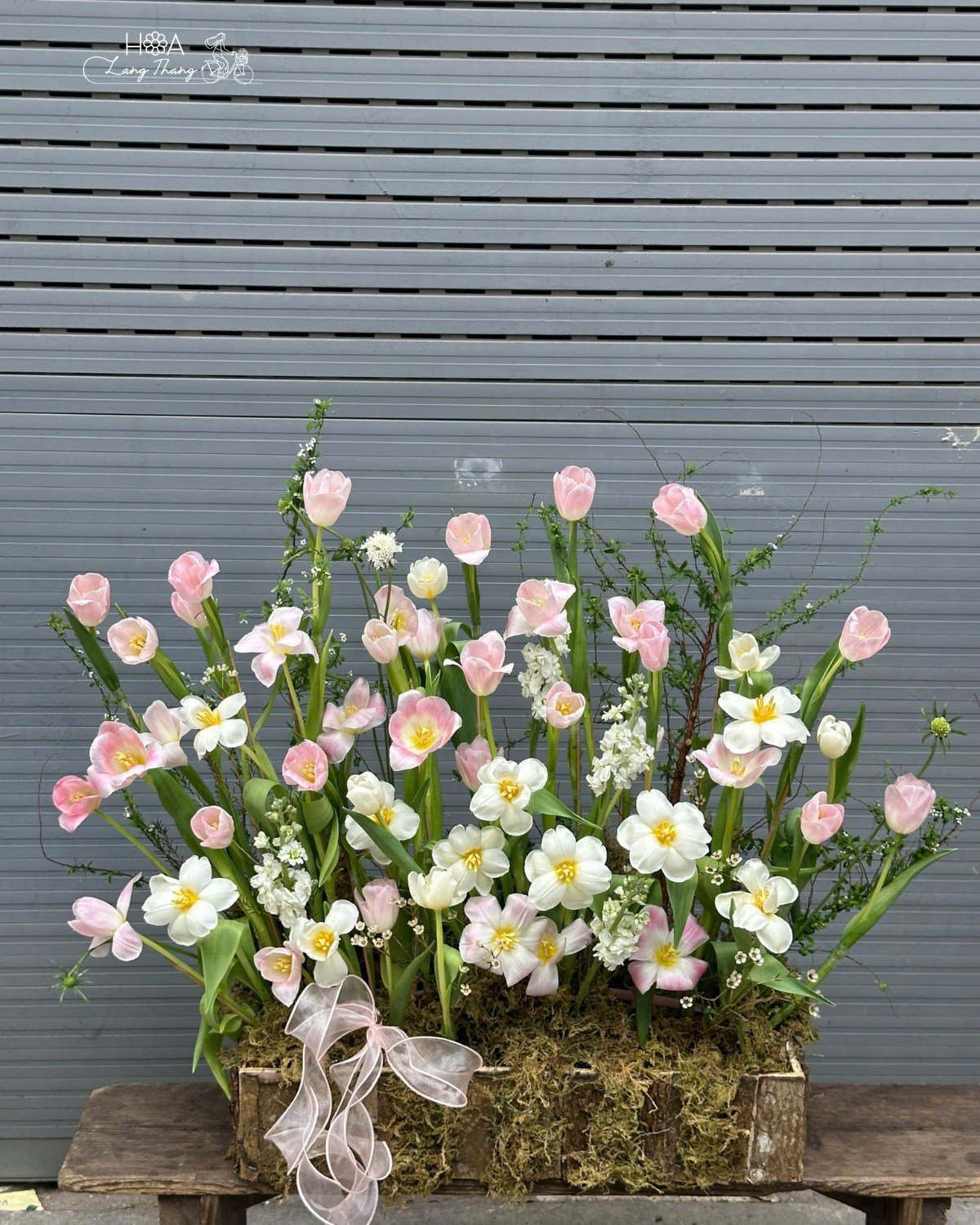 Bình hoa tươi đẹp với tulip hồng và hoa baby, kiểu cắm nghệ thuật