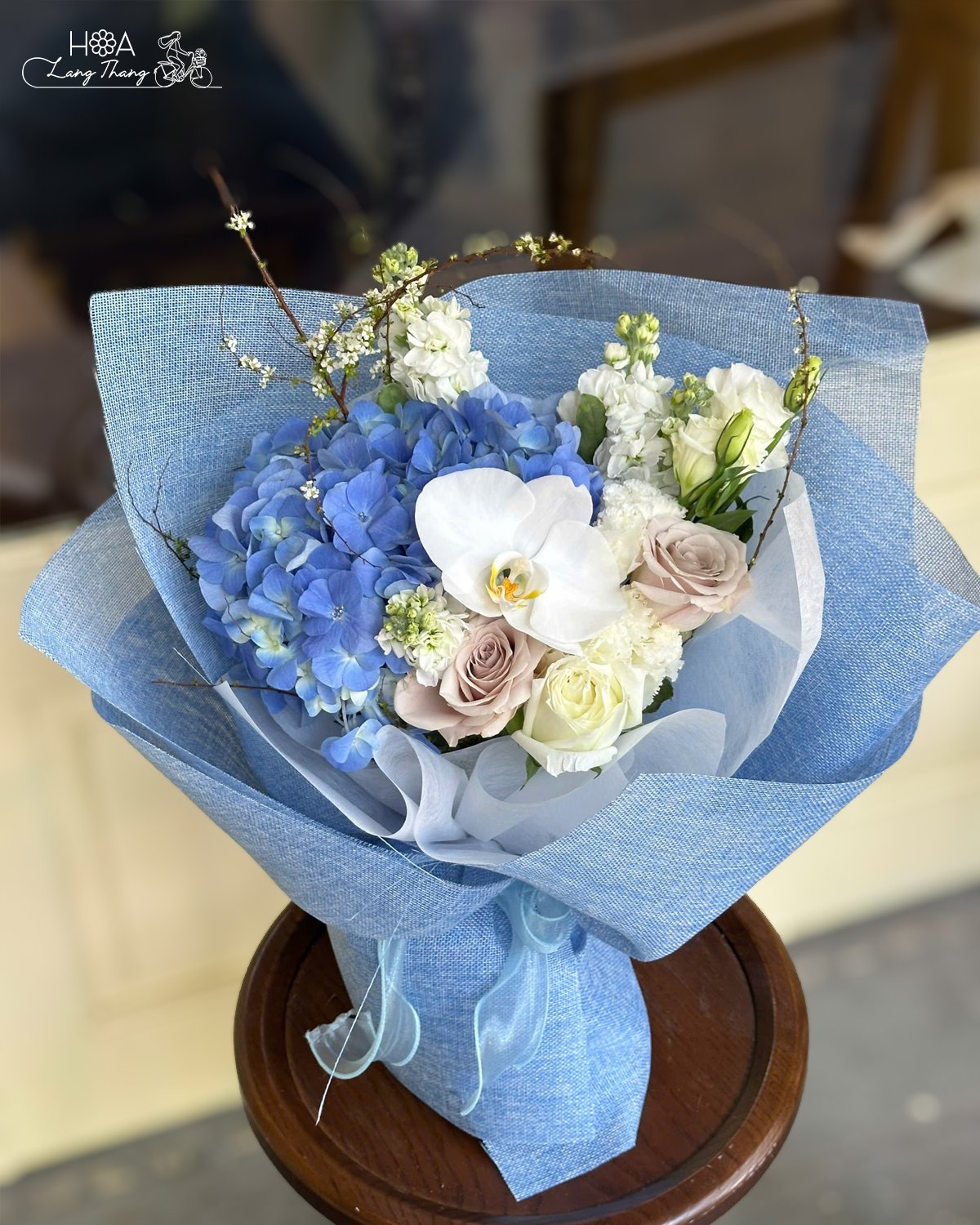 Bó hoa với <a href=