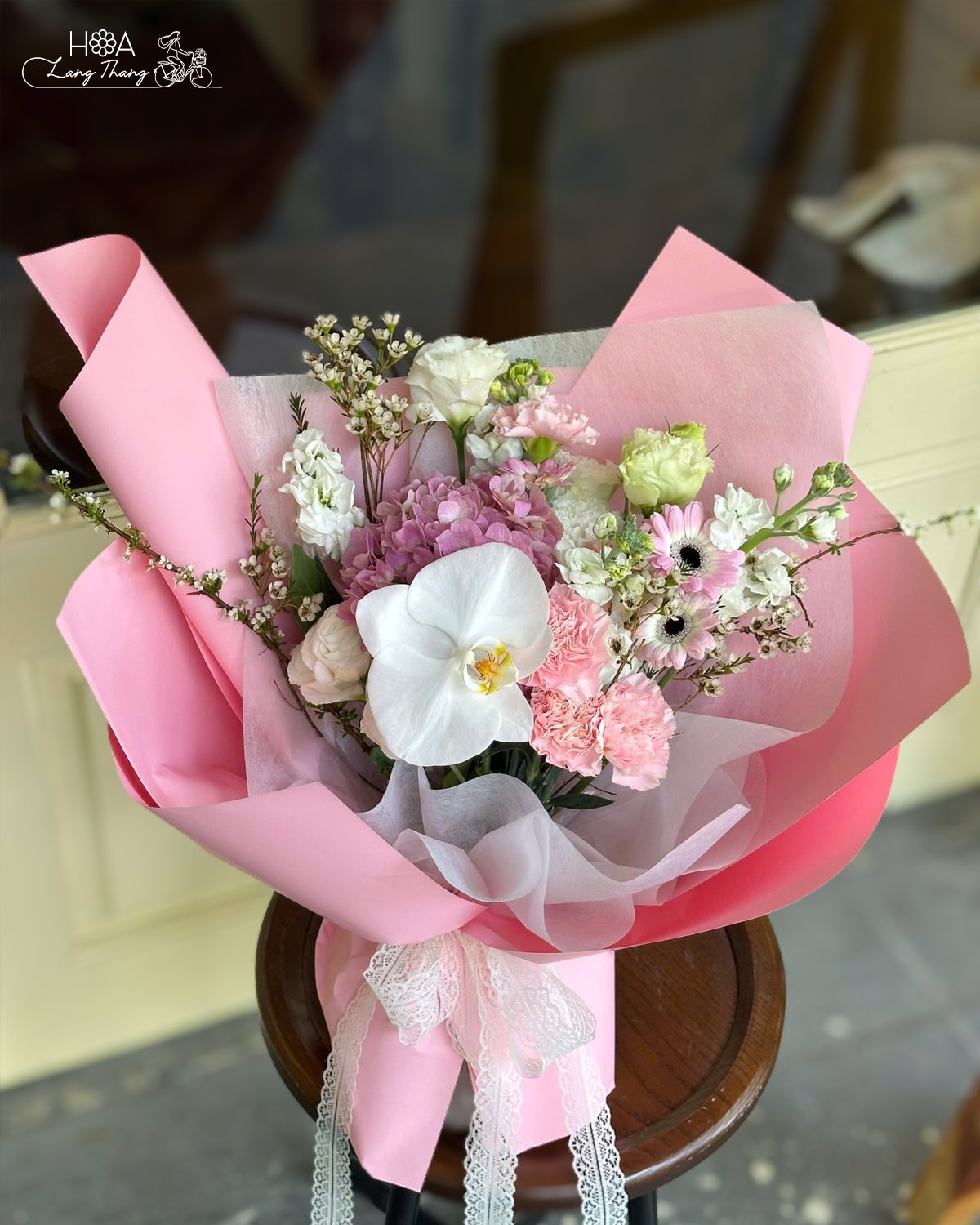 Bó hoa tươi đẹp với hoa lan hồ điệp, hồng và bách hợp, kiểu cắm sáng tạo