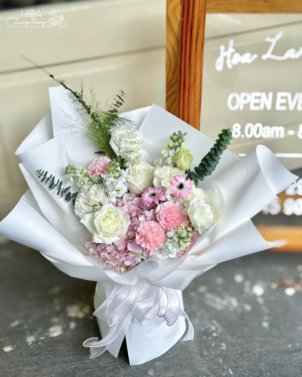 Bó hoa nhiều loại với gam màu hồng và trắng, gồm hồng, ly, và baby