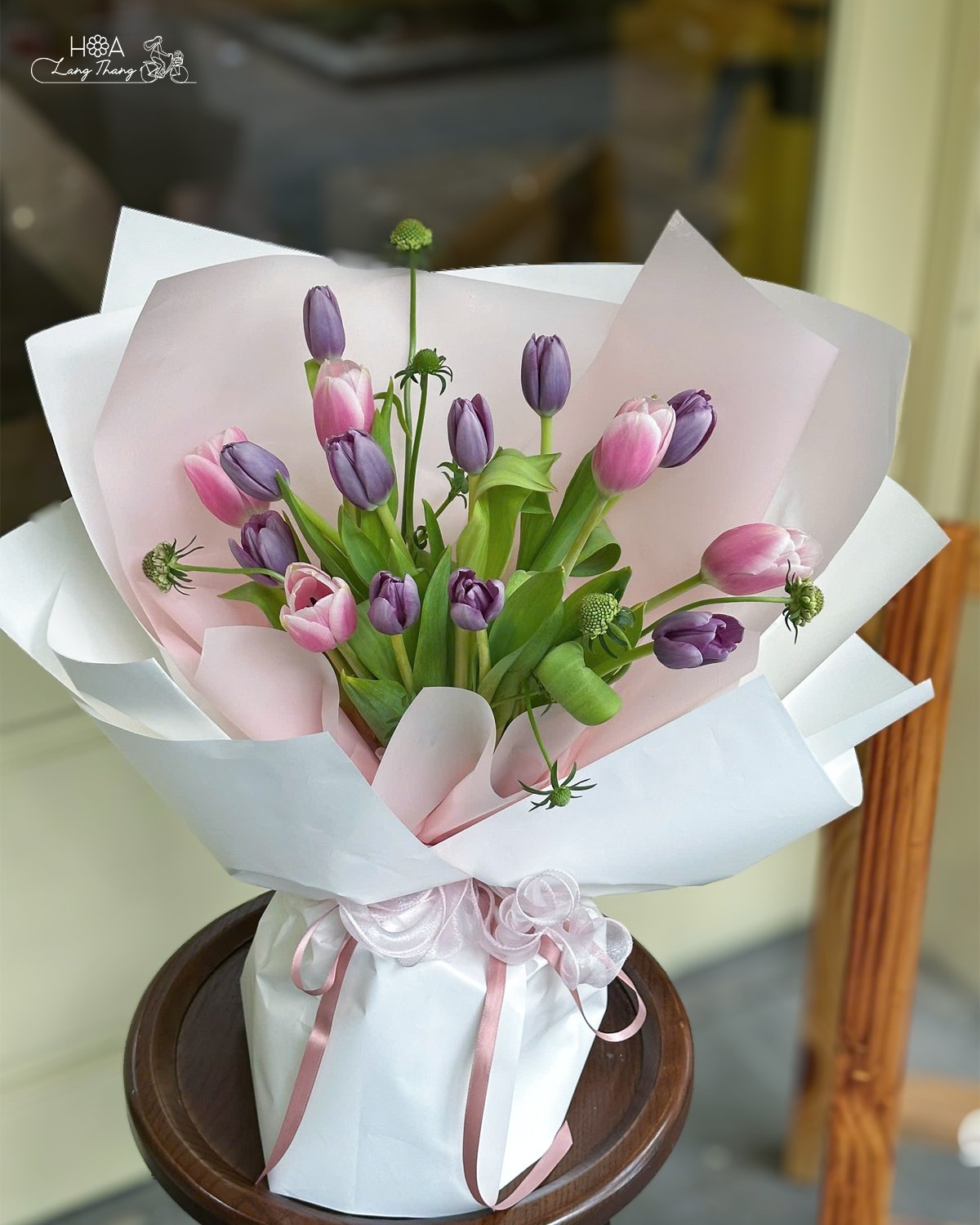 Bó hoa tulip đa sắc màu hồng, tím, trang trí tinh tế