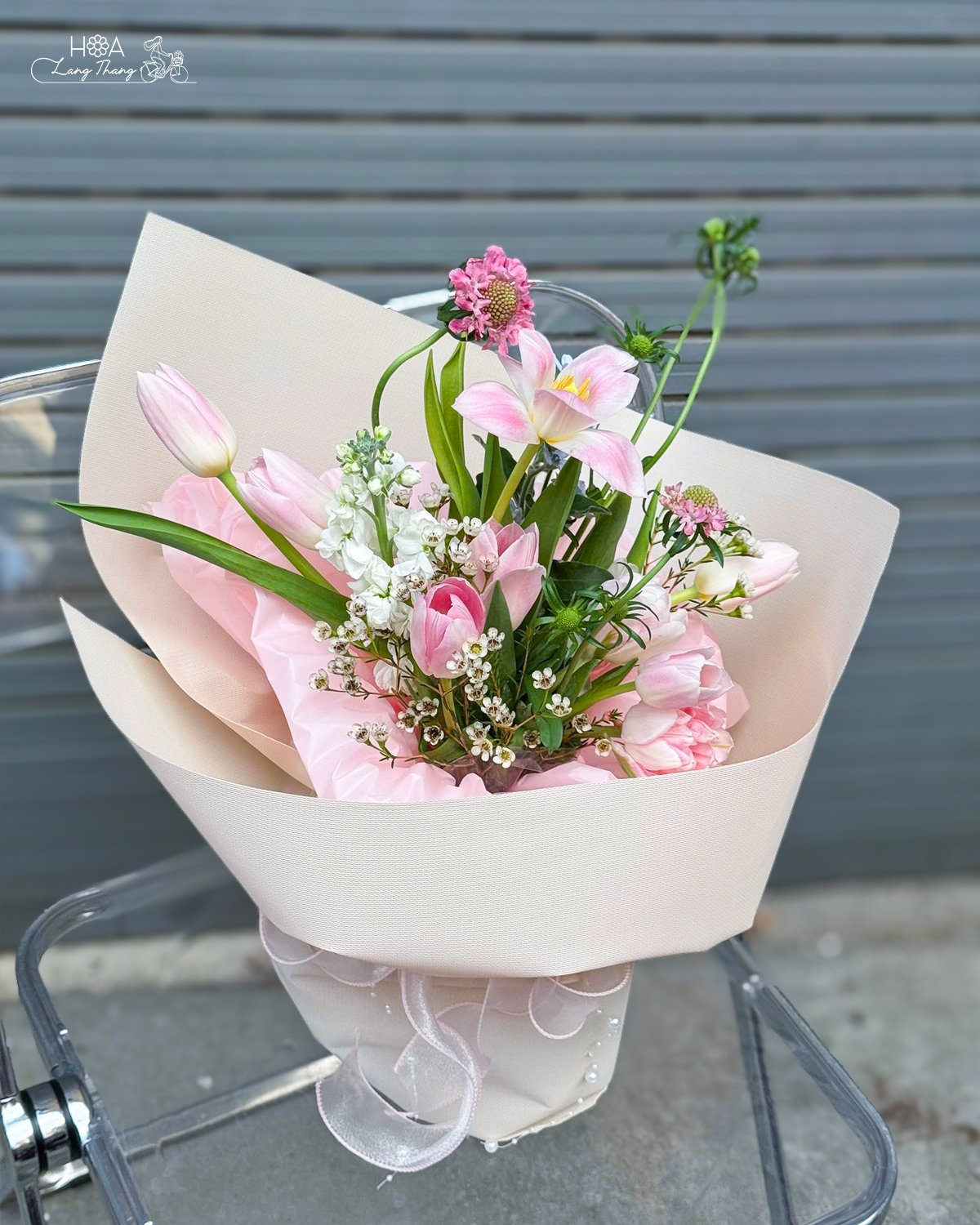 Bó hoa gồm tulip, ly, hồng và baby, kiểu cắm trang nhã