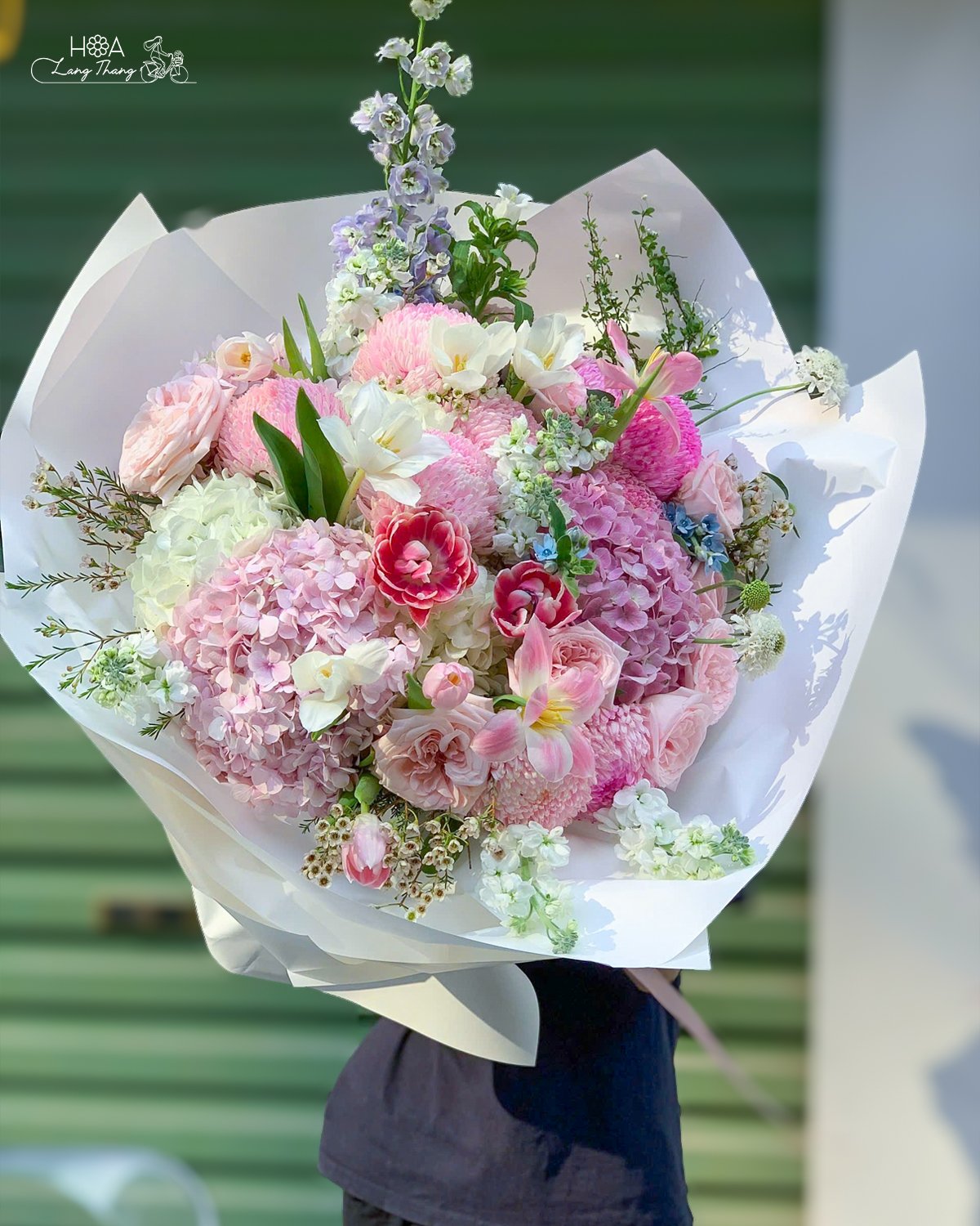 Bó hoa chuẩn bị cho dịp đặc biệt, gồm tulip, hồng, và <a href=
