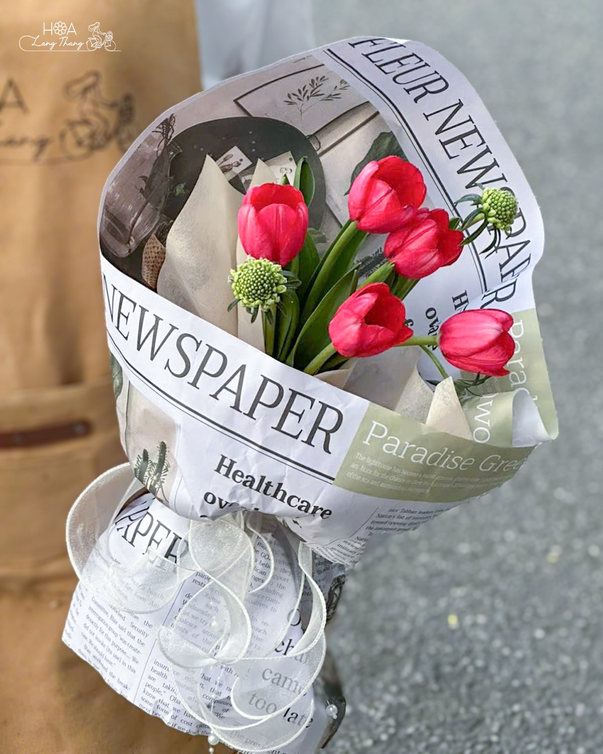 Bó hoa tulip đỏ xinh xắn, cắm trong giấy báo, phù hợp cho nhiều dịp