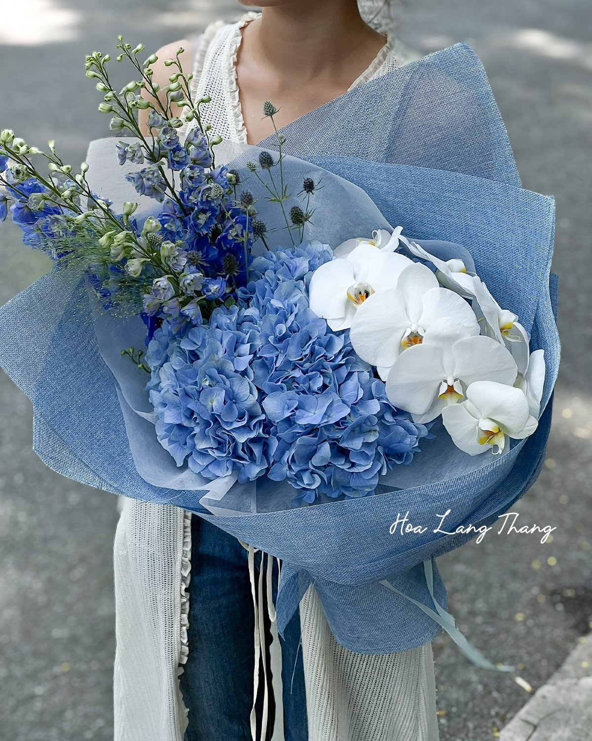 Bó hoa màu xanh gồm hydrangea, <a href=