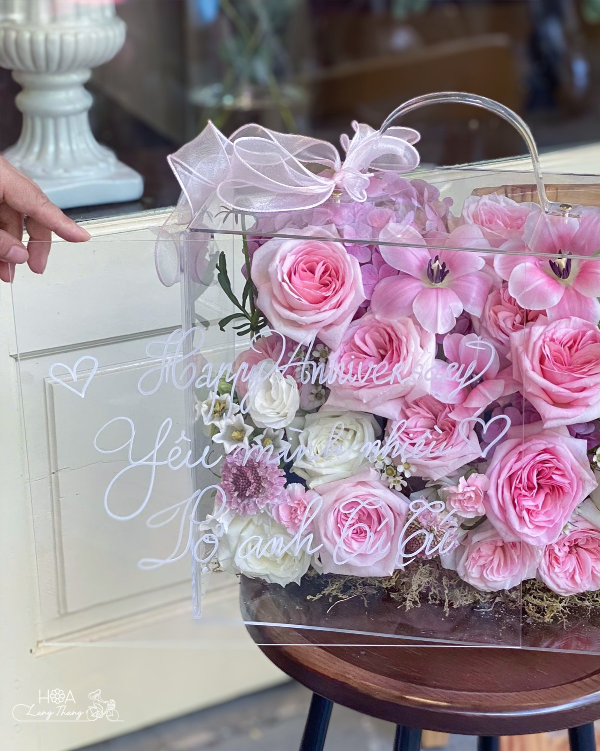 Bó hoa hồng pastel dịu dàng với lời chúc mừng trong hộp đựng sang trọng