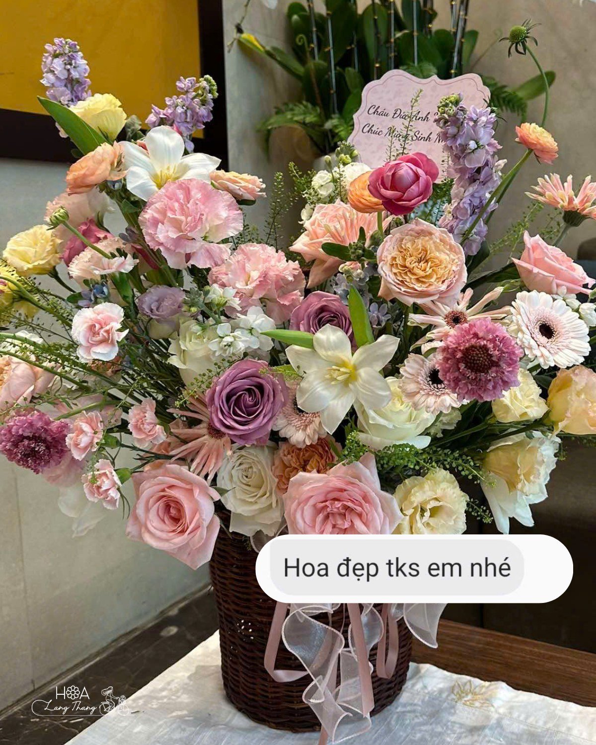 Giỏ hoa đa sắc với hồng, <a href=