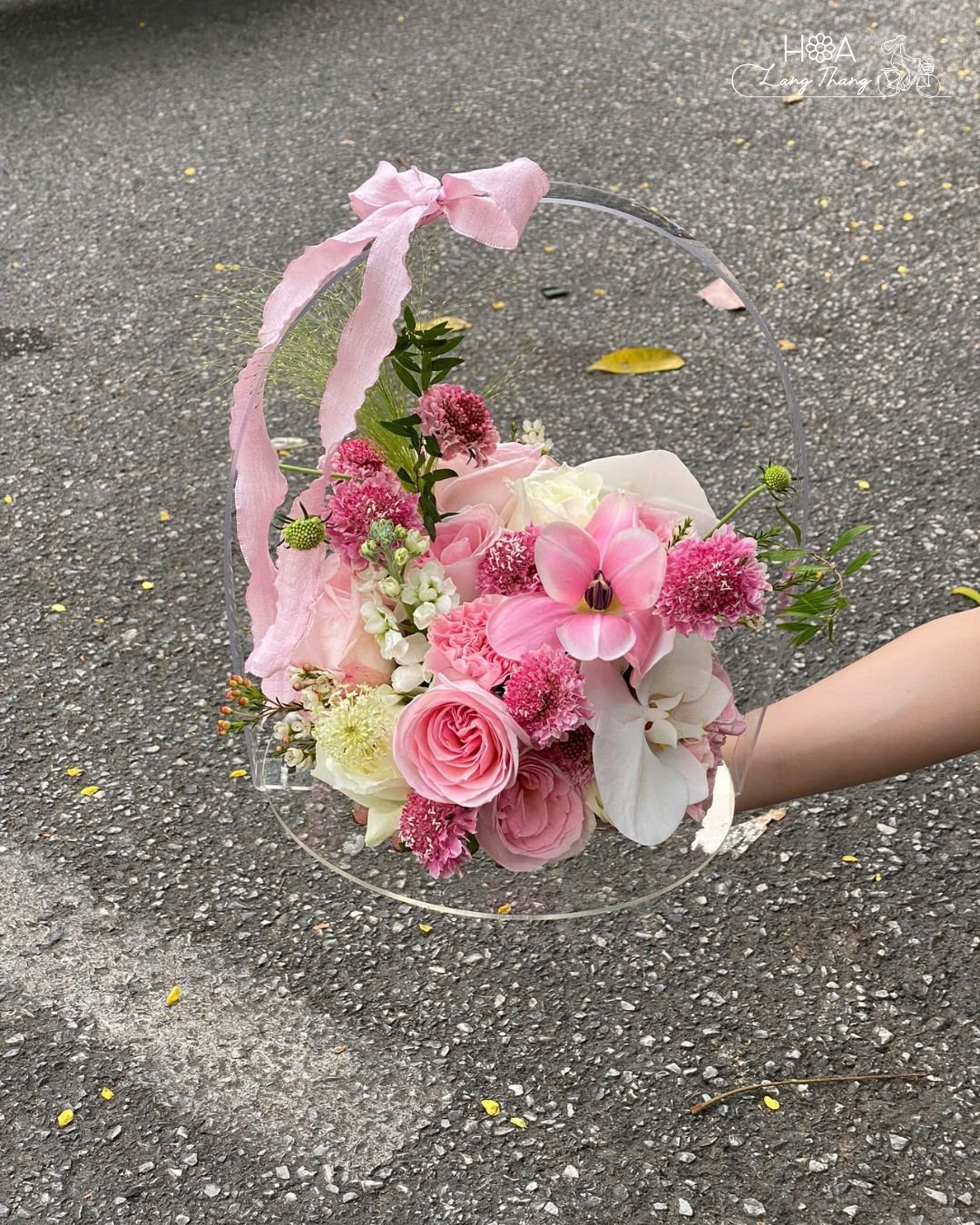 Bó hoa dịu dàng với hồng, lan hồ điệp và hoa scabiosa, kiểu cắm độc đáo