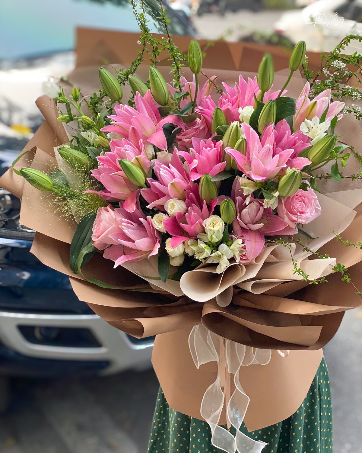 Bó hoa lớn gồm hoa ly hồng và hoa hồng trắng, kiểu cắm sáng tạo và sang trọng
