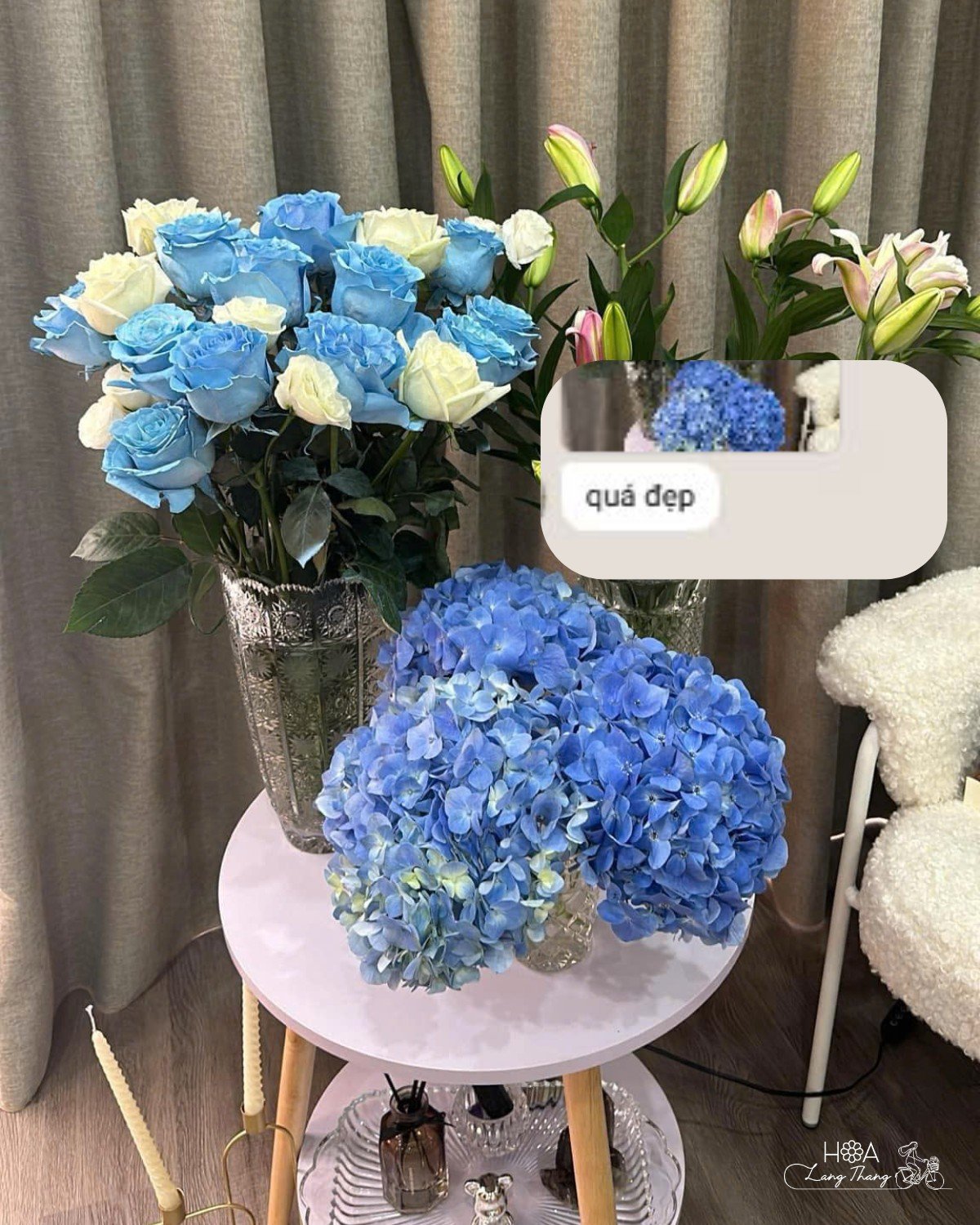 Bình hoa gồm hoa hồng xanh và hoa <a href=