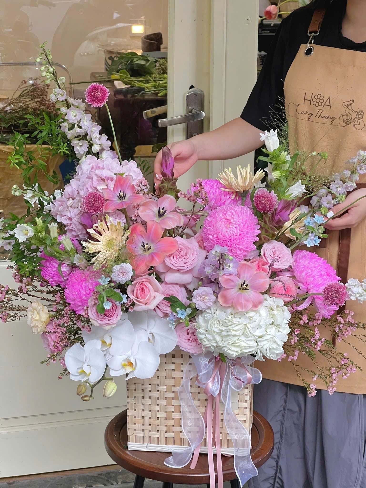 Bình hoa tươi với hoa hồng, tulip và thạch thảo, trang trí dịu dàng