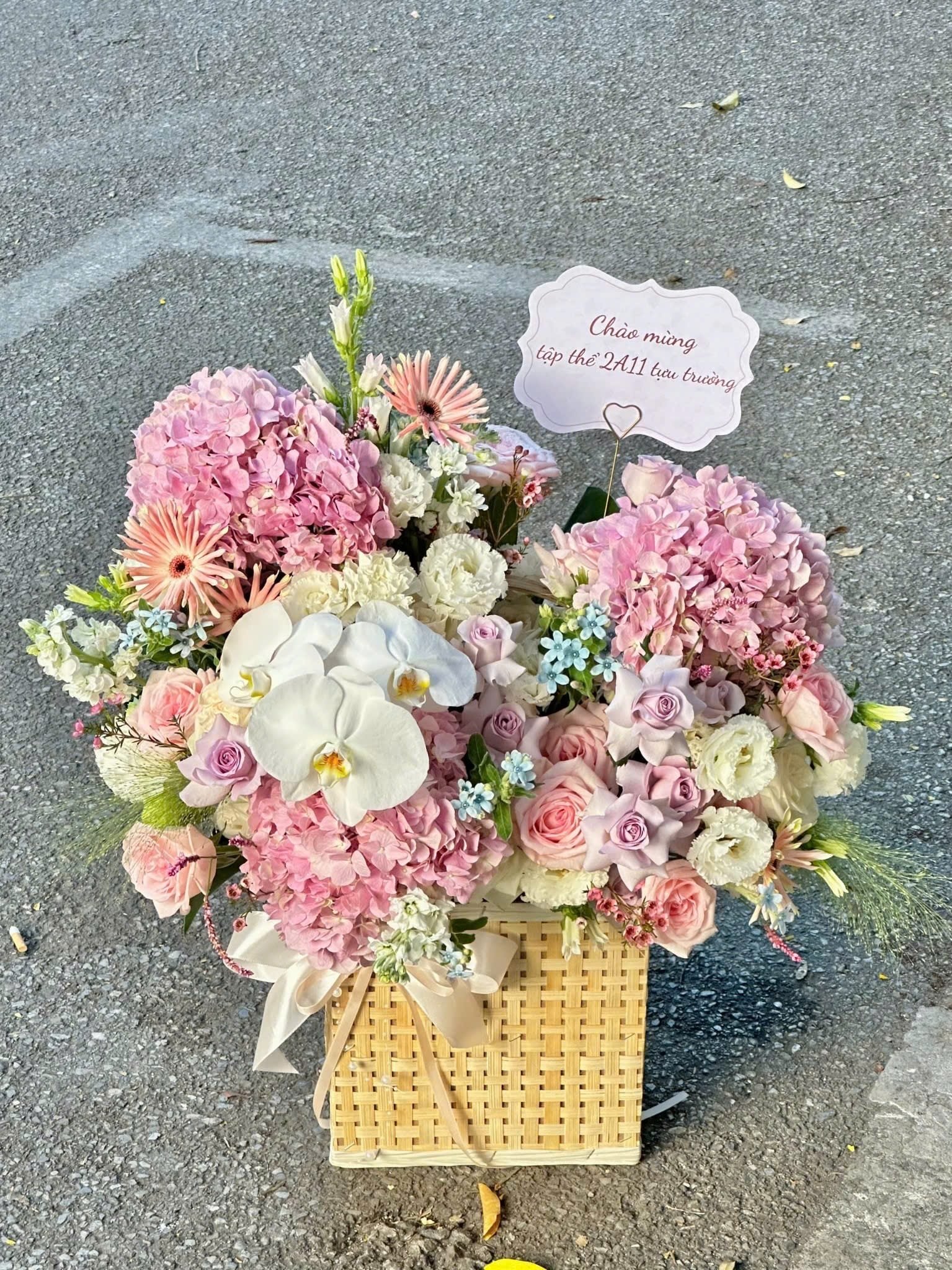 Giỏ hoa rực rỡ với nhiều loại hoa như hồng, <a href=