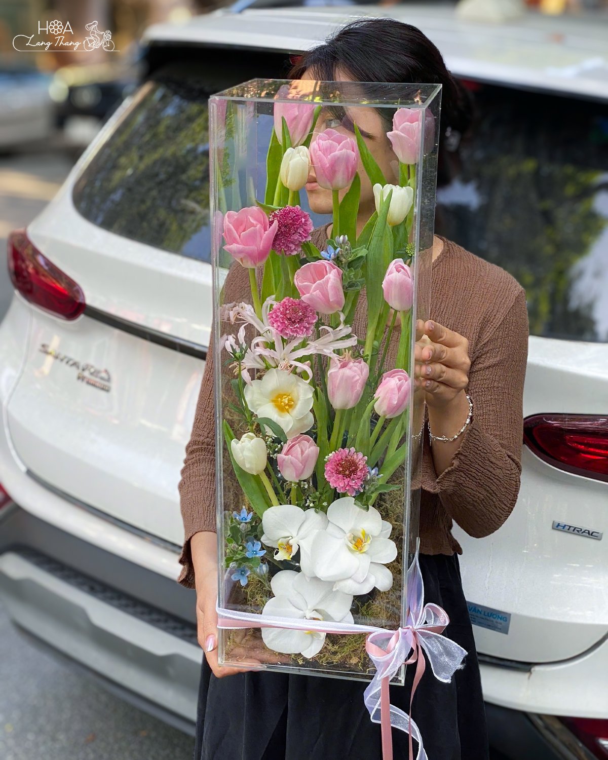 Bó hoa gồm tulip hồng, <a href=