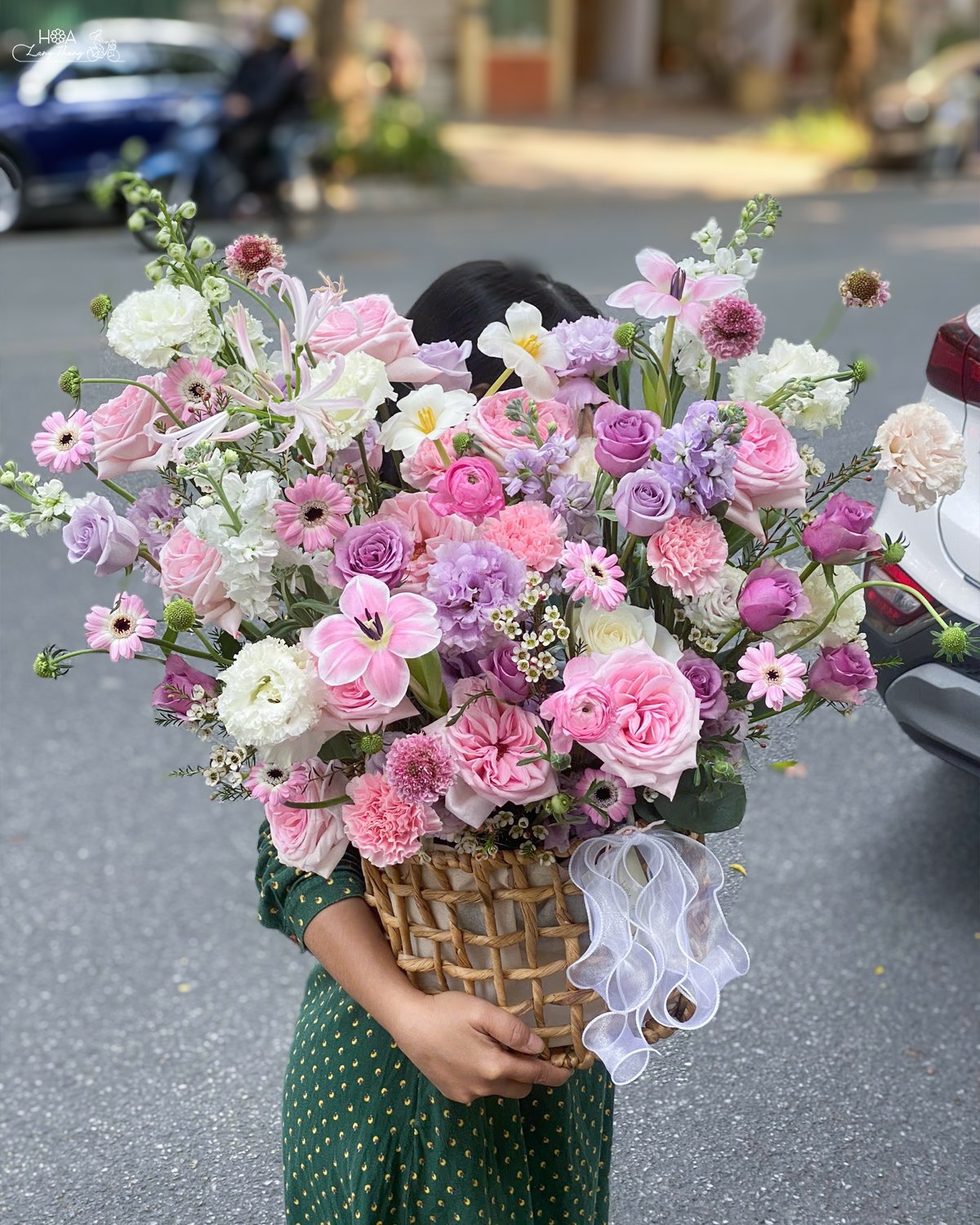 Lẵng hoa tựa như bản tình ca của sắc màu, nơi hồng nhạt dịu dàng gặp gỡ sắc tím lãng mạn. 🌷