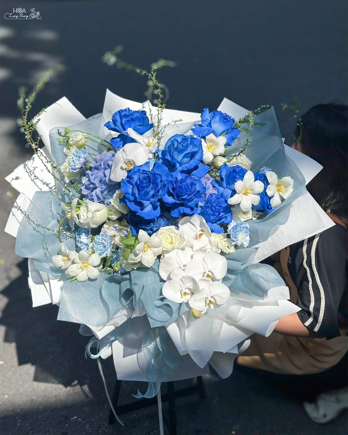 Bó hoa với hoa hồng xanh, <a href=