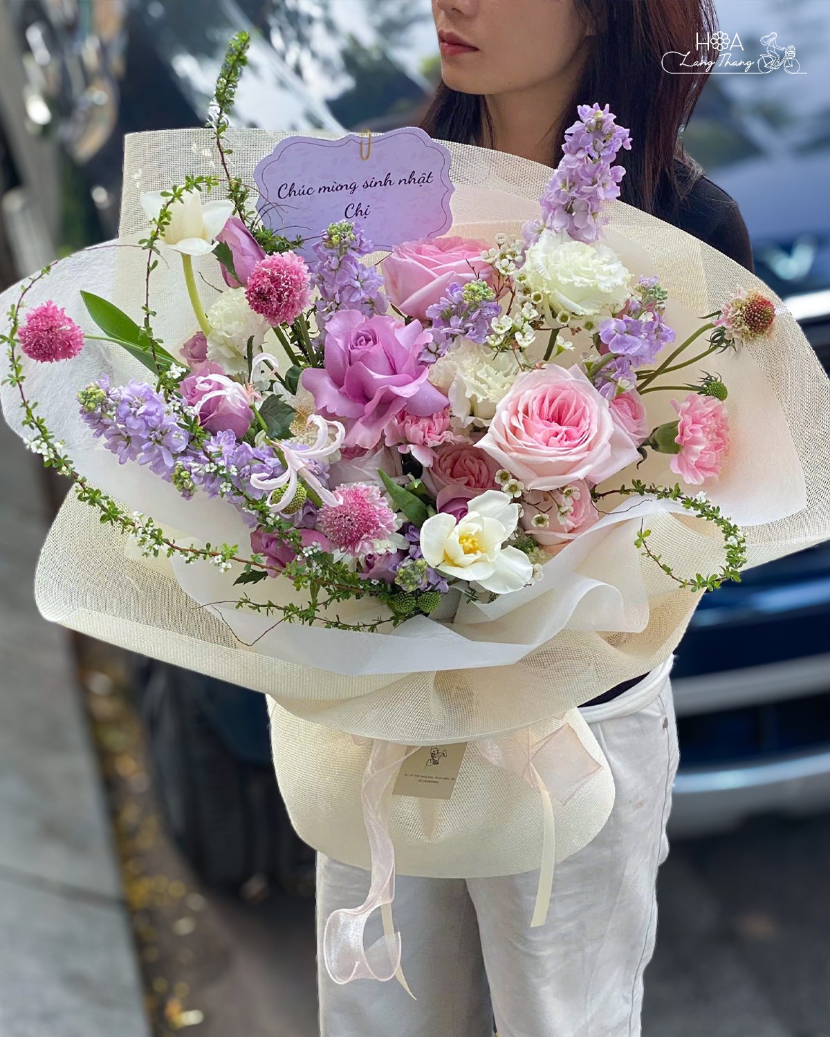 Bó hoa sinh nhật gồm hoa hồng, <a href=