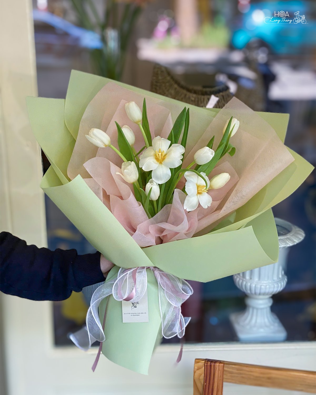 Bó hoa gồm tulip và lily trắng, cắm tinh tế và trang nhã