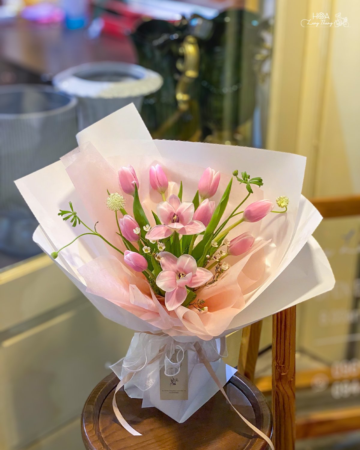 Bó hoa gồm tulip hồng và <a href=