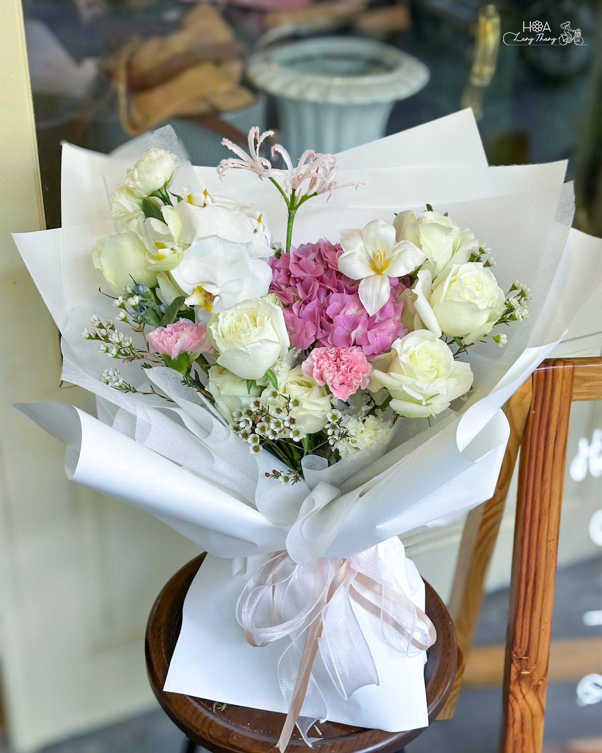 Bó hoa tươi gồm hoa hồng trắng, hoa lan hồ điệp và hoa cẩm chướng đẹp mắt