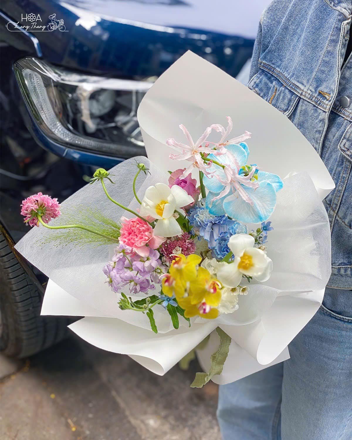 Bó hoa tươi gồm tulip, <a href=