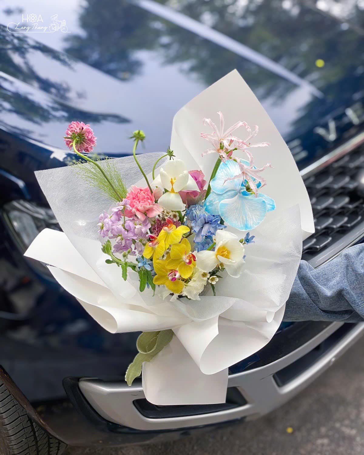 Bó hoa tươi nhiều màu sắc với tulip, lan hồ điệp, baby trang trí đẹp mắt