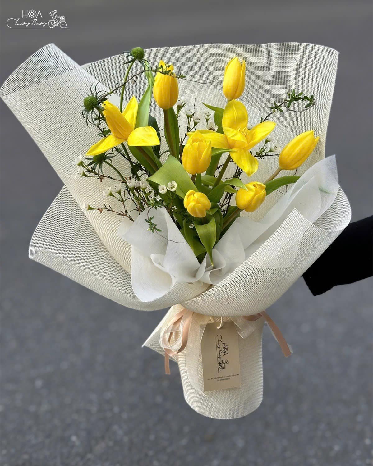 Bó hoa tulip vàng tươi cùng hoa baby, kiểu cắm trang nhã