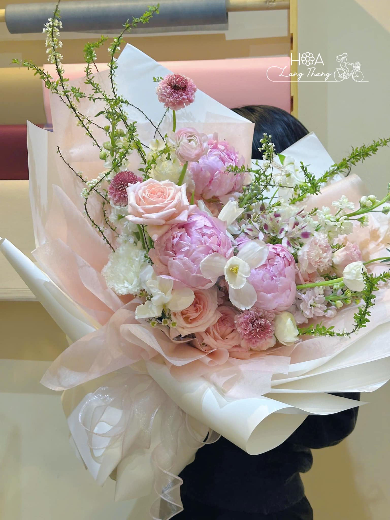 Bó hoa gồm hồng, peony và <a href=