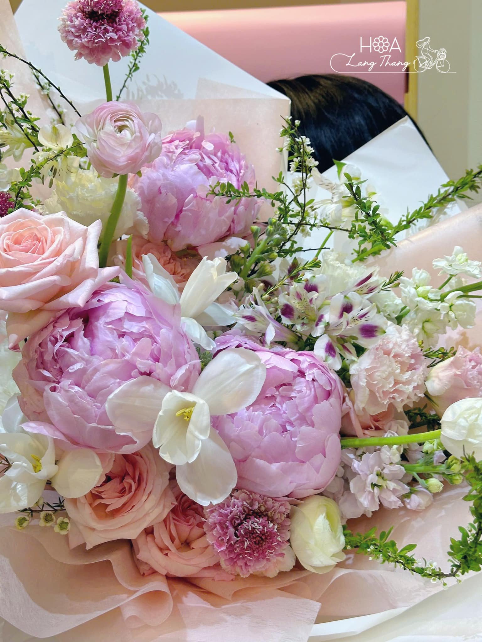 Bó hoa gồm peony, hồng và lan, nổi bật với sắc hồng pastel dịu dàng