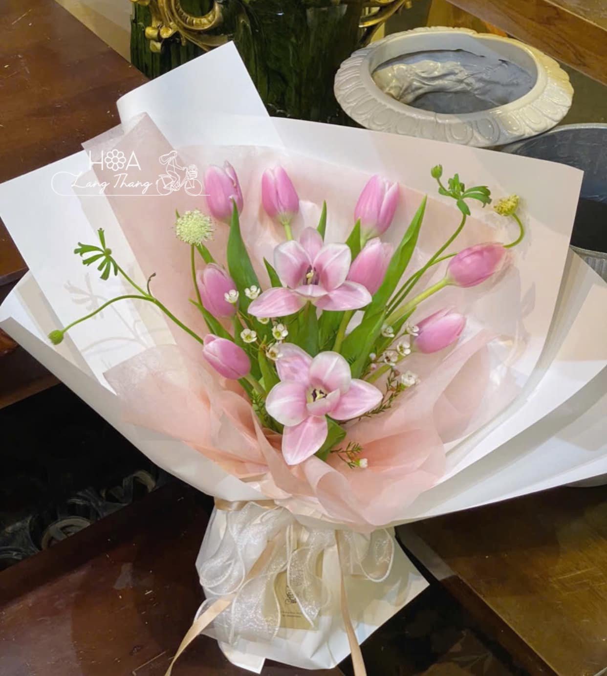 Bó hoa tulip hồng và lan hồ điệp, trang trí nhẹ nhàng, tinh tế