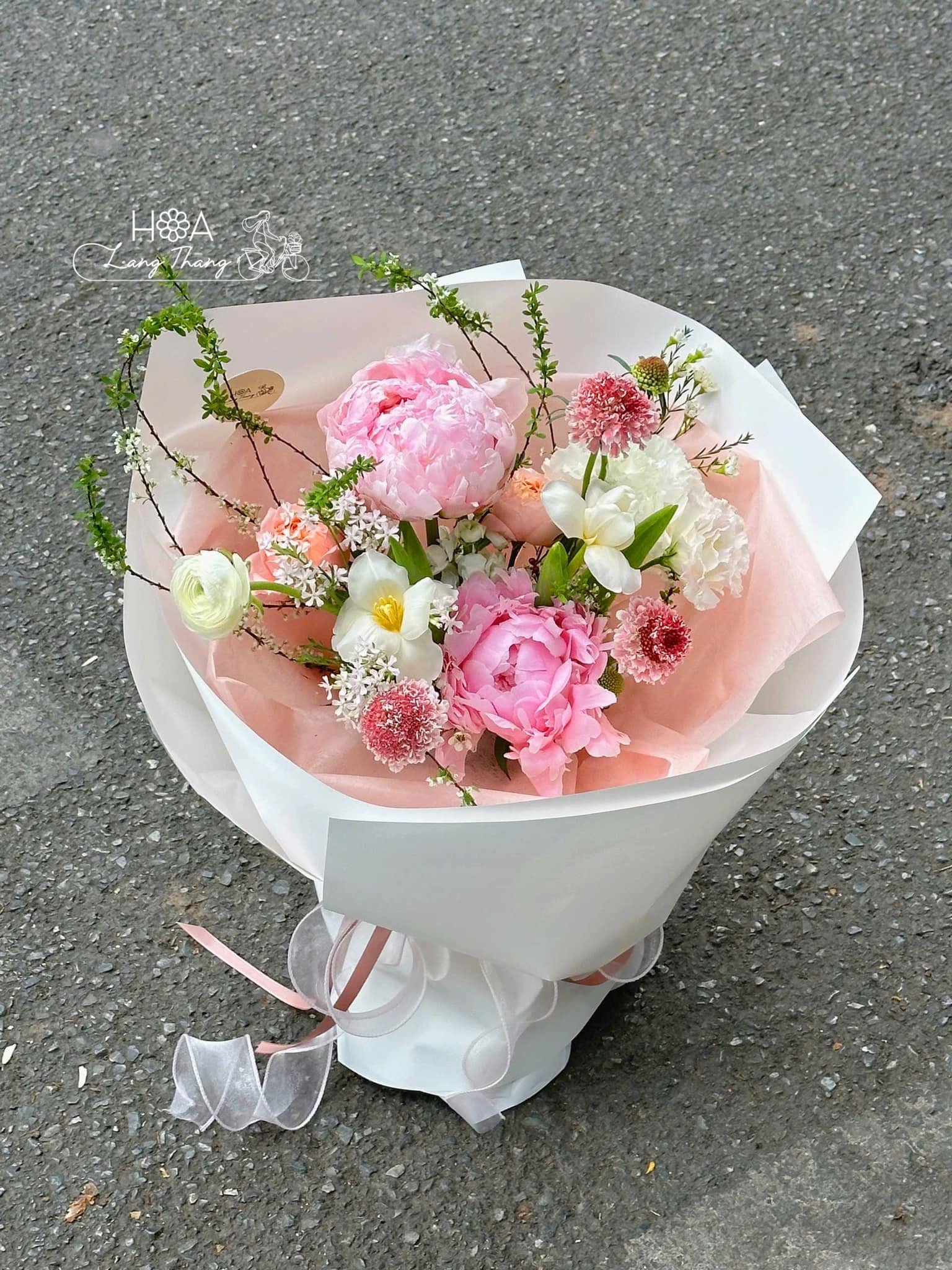 Bó hoa gồm hoa hồng, mẫu đơn, lan hồ điệp xinh xắn, cắm đẹp mắt
