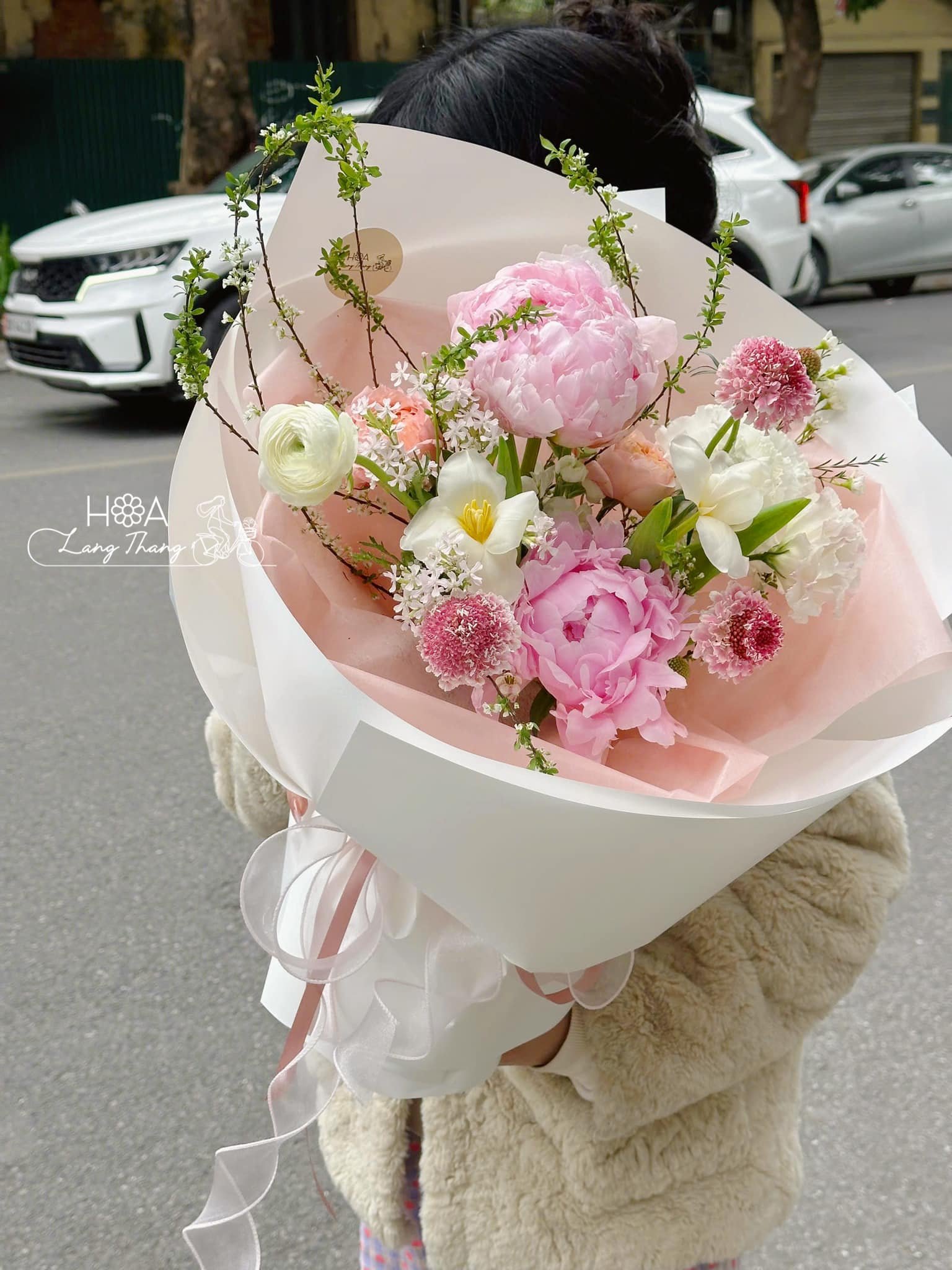 Bó hoa tươi gồm hồng, peony và cúc, cắm kiểu lãng mạn, nhẹ nhàng