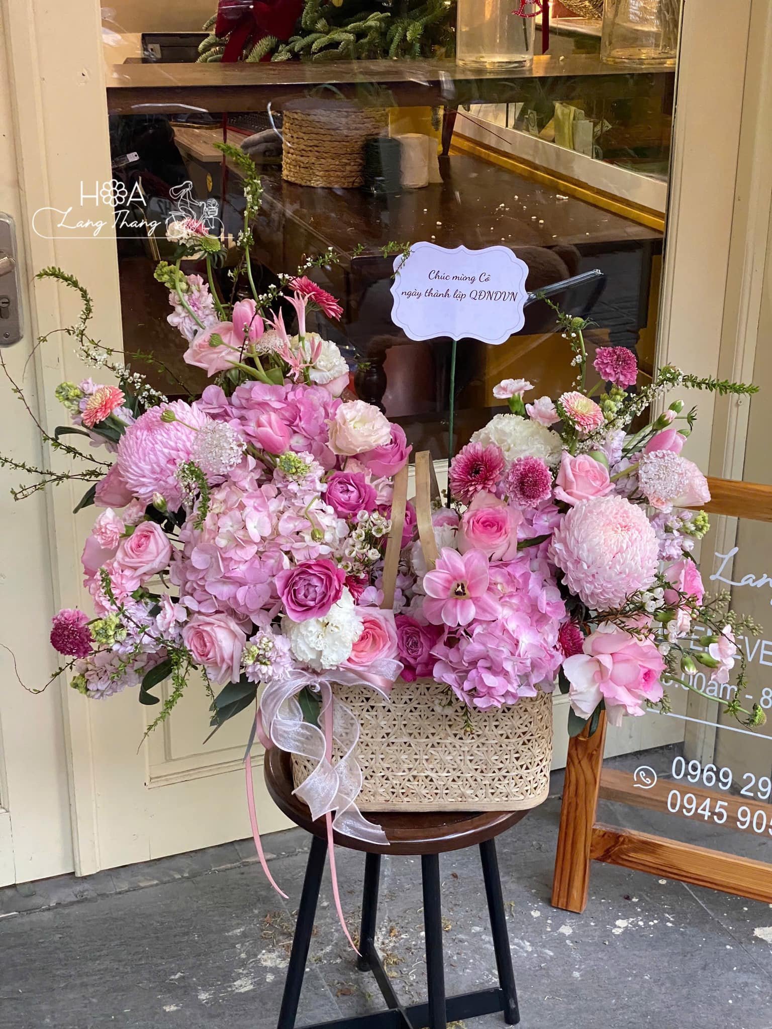 Giỏ hoa hồng và hoa mẫu đơn hồng lãng mạn, kiểu cắm độc đáo, thích hợp cho dịp sinh nhật