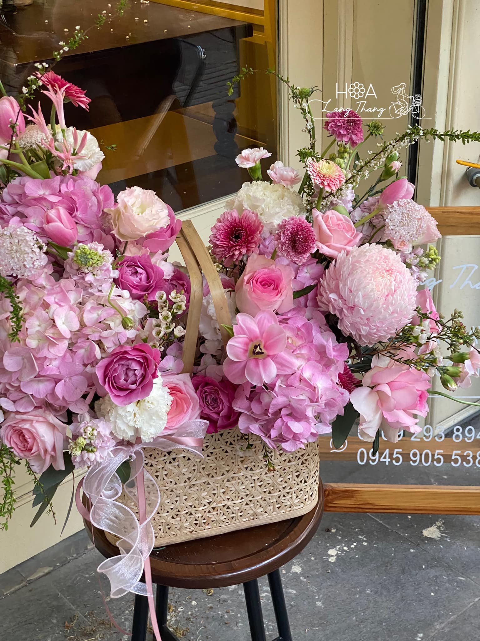 Giỏ hoa hồng, tulip, và hoa cẩm chướng màu hồng sến sẩm, kiểu cắm nghệ thuật