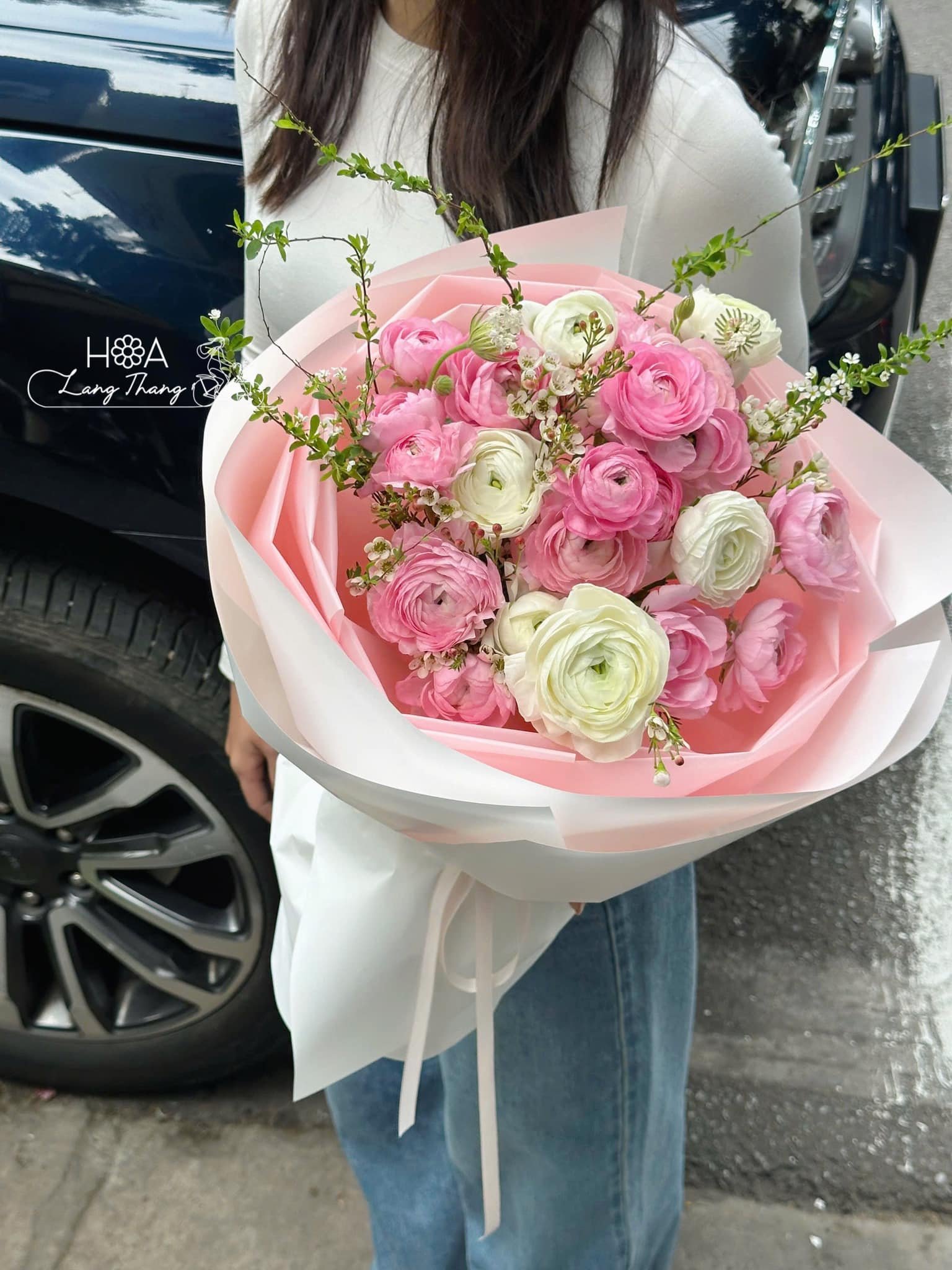 Bó hoa gồm hoa hồng và hoa mẫu đơn, thích hợp cho các dịp tặng quà