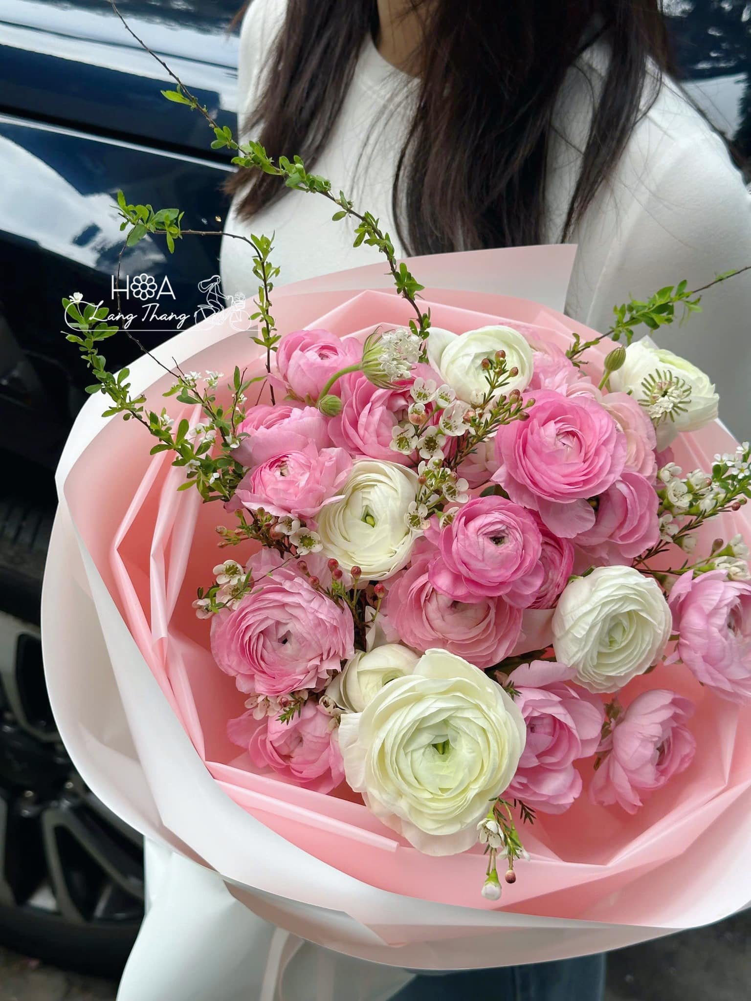 Bó hoa gồm hoa hồng và ranunculus hồng trắng ngọt ngào, cắm kiểu hiện đại