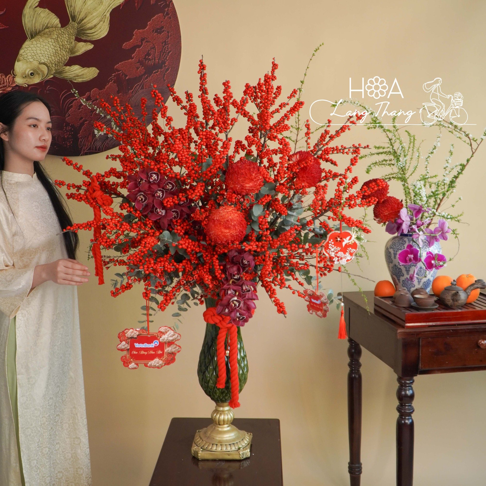 Bình hoa lớn với nhiều loại hoa đỏ rực rỡ, phù hợp cho dịp Tết