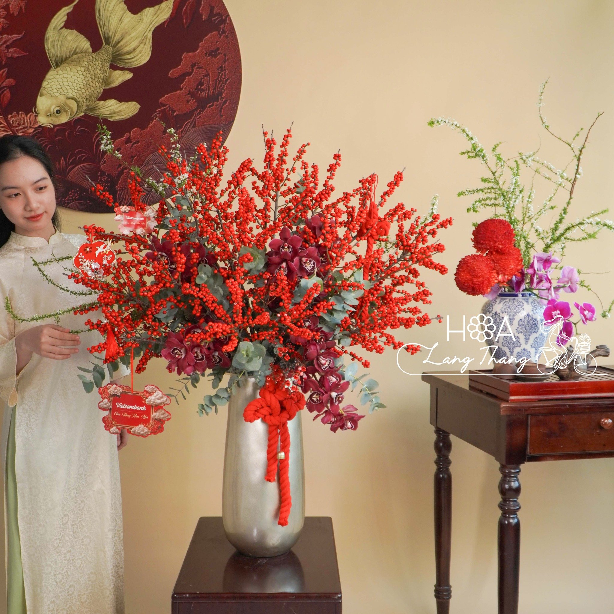 Bình hoa lớn với hoa đỏ rực rỡ, thích hợp cho dịp lễ Tết