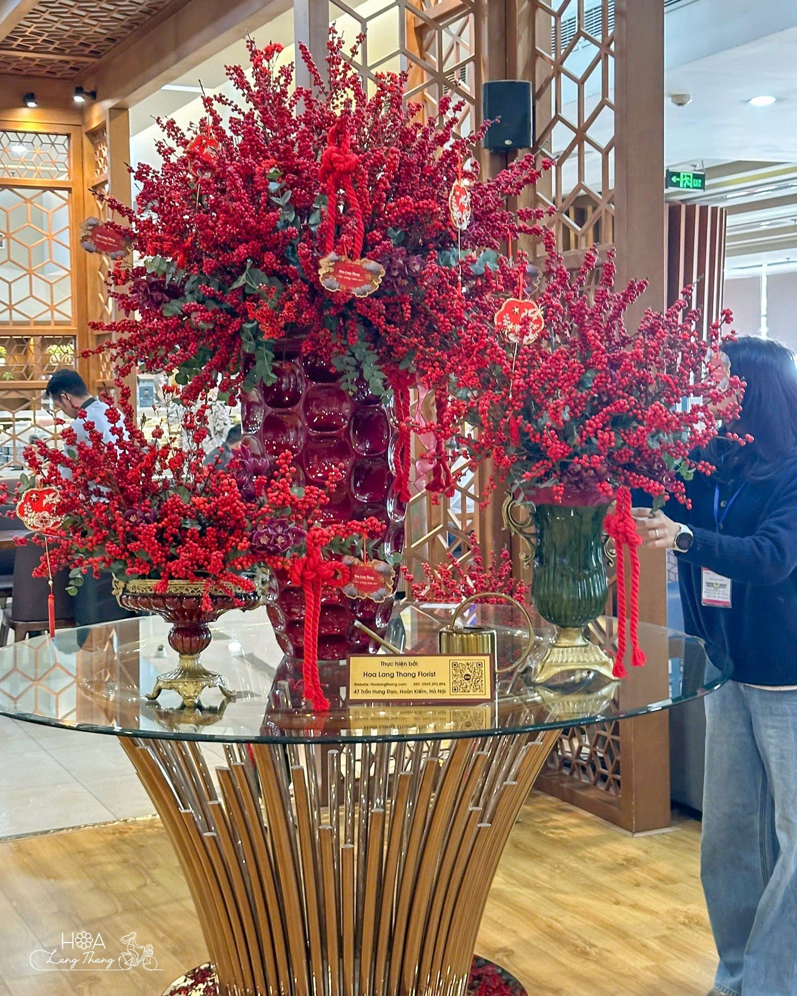Bình hoa red decor với hoa cành đỏ nổi bật, kiểu cắm sang trọng