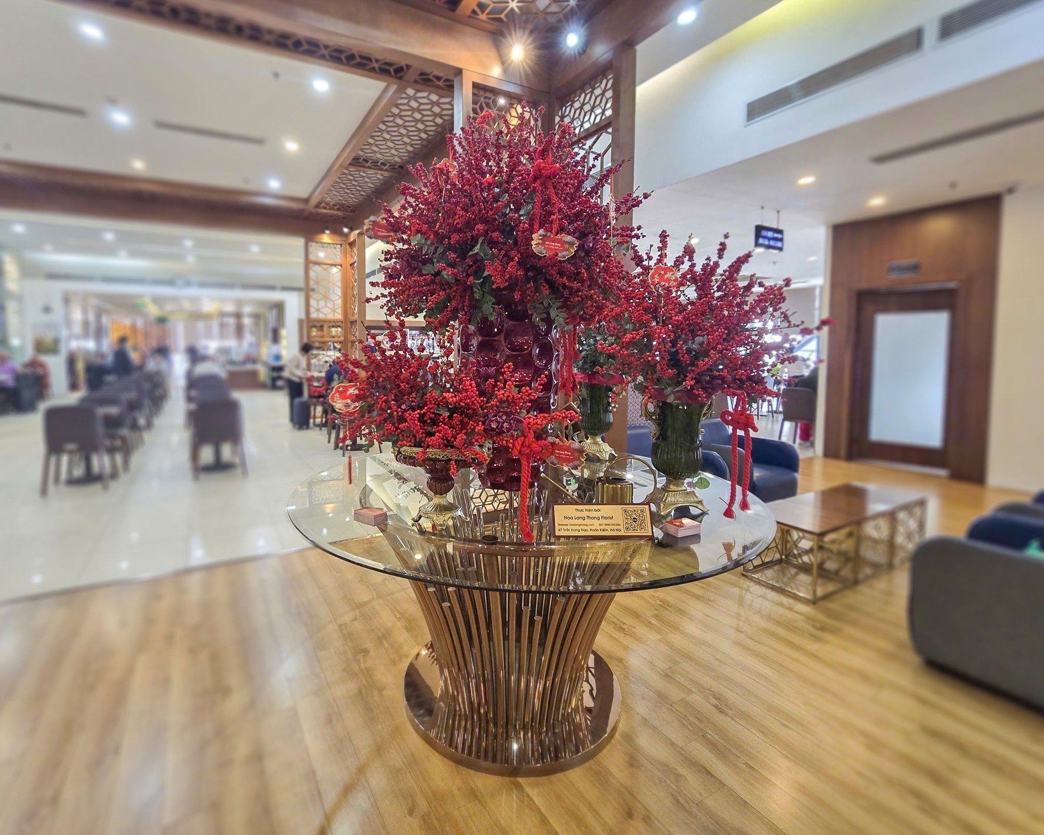 Bình hoa rực rỡ với hoa đỏ và trang trí đẹp mắt trong không gian sang trọng