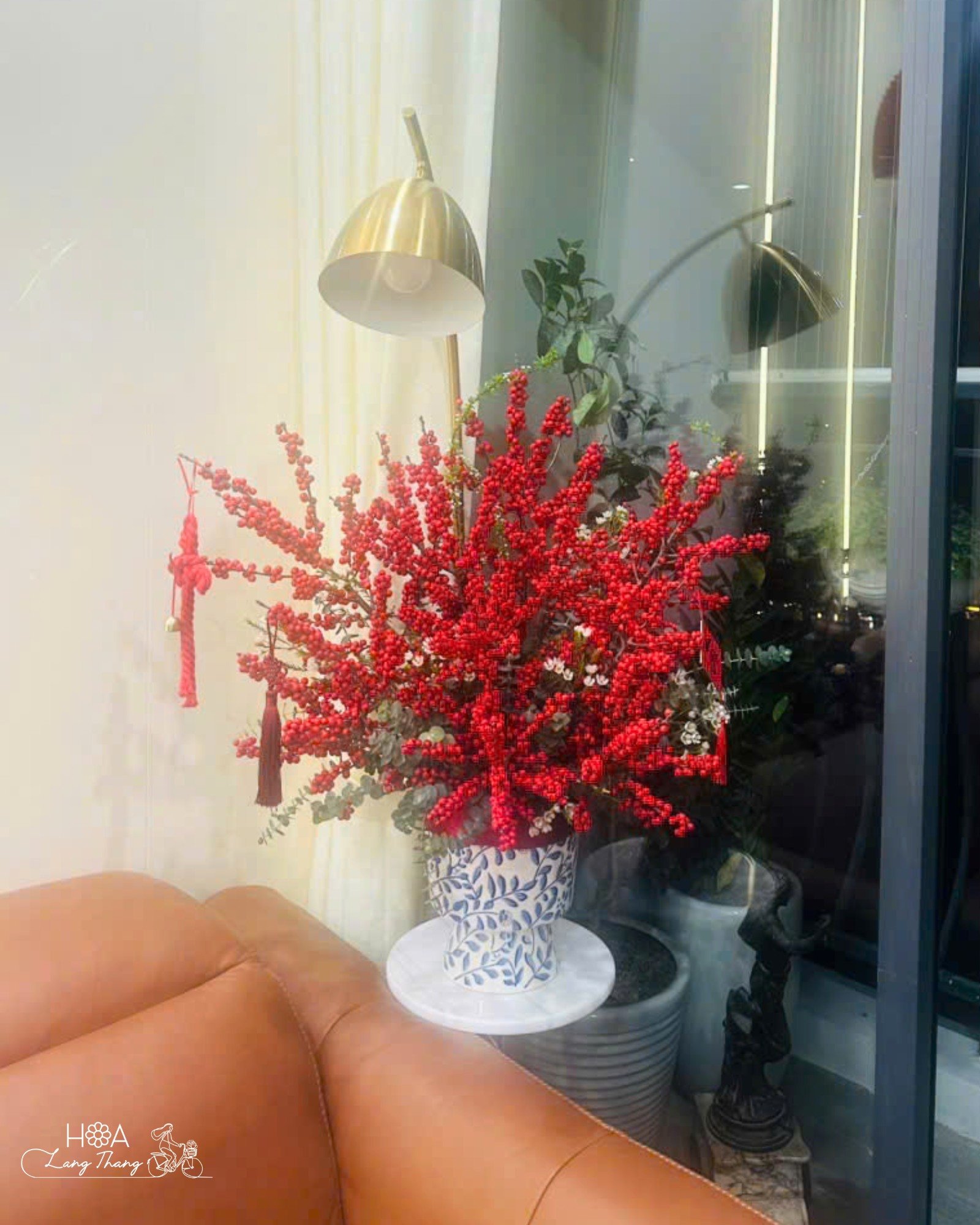 Bình hoa đỏ rực từ hoa lang thang, trang trí nội thất hiện đại