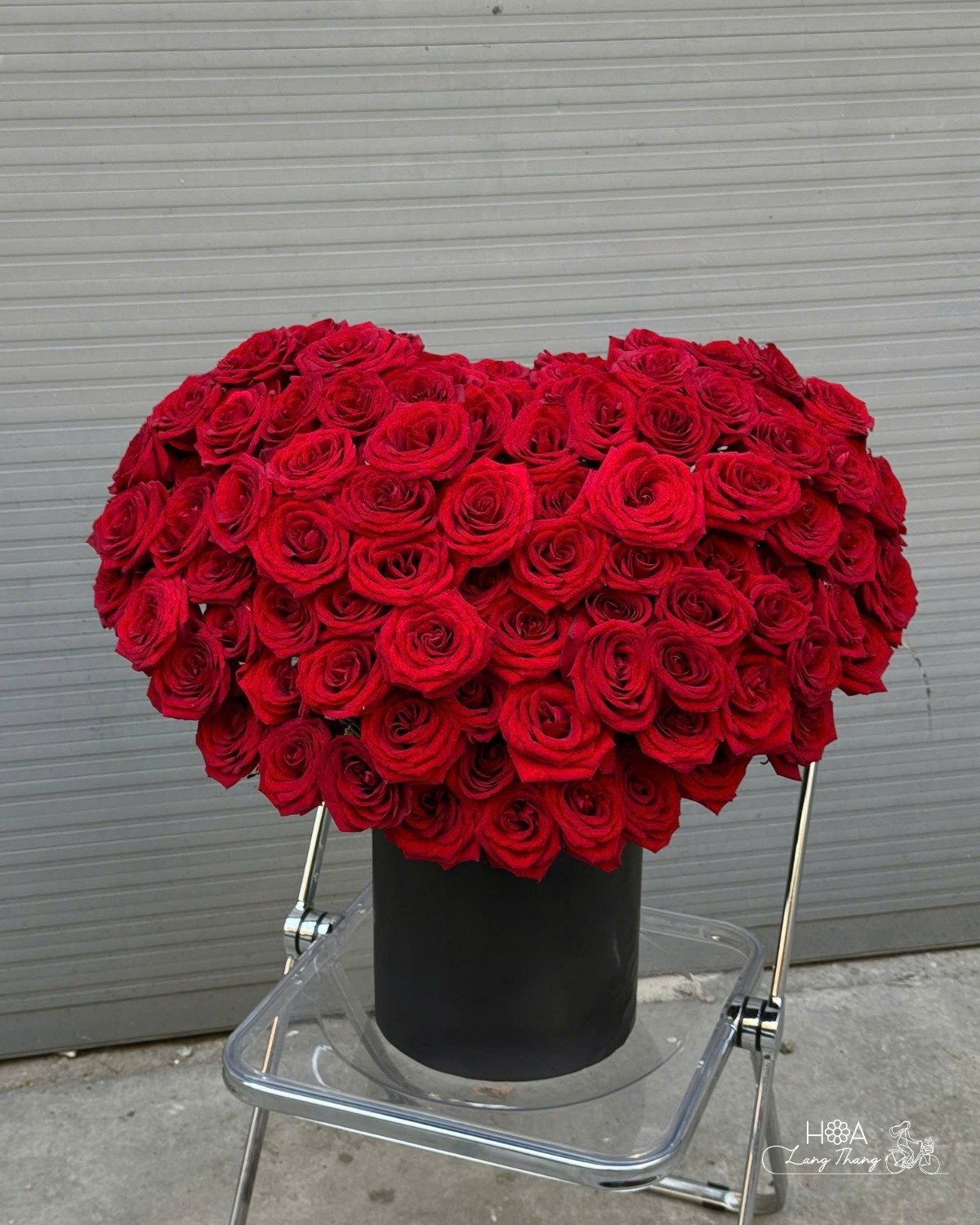 Bó hoa hồng đỏ hình trái tim ấn tượng, phù hợp cho các dịp đặc biệt