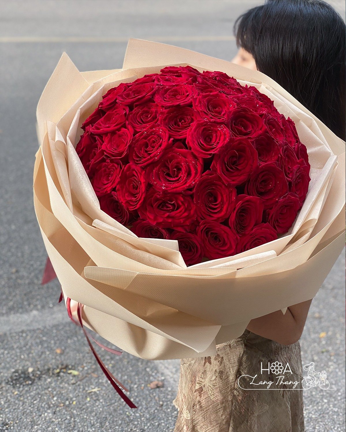 Bó hoa hồng đỏ đẹp rực rỡ, sang trọng và đầy ấn tượng