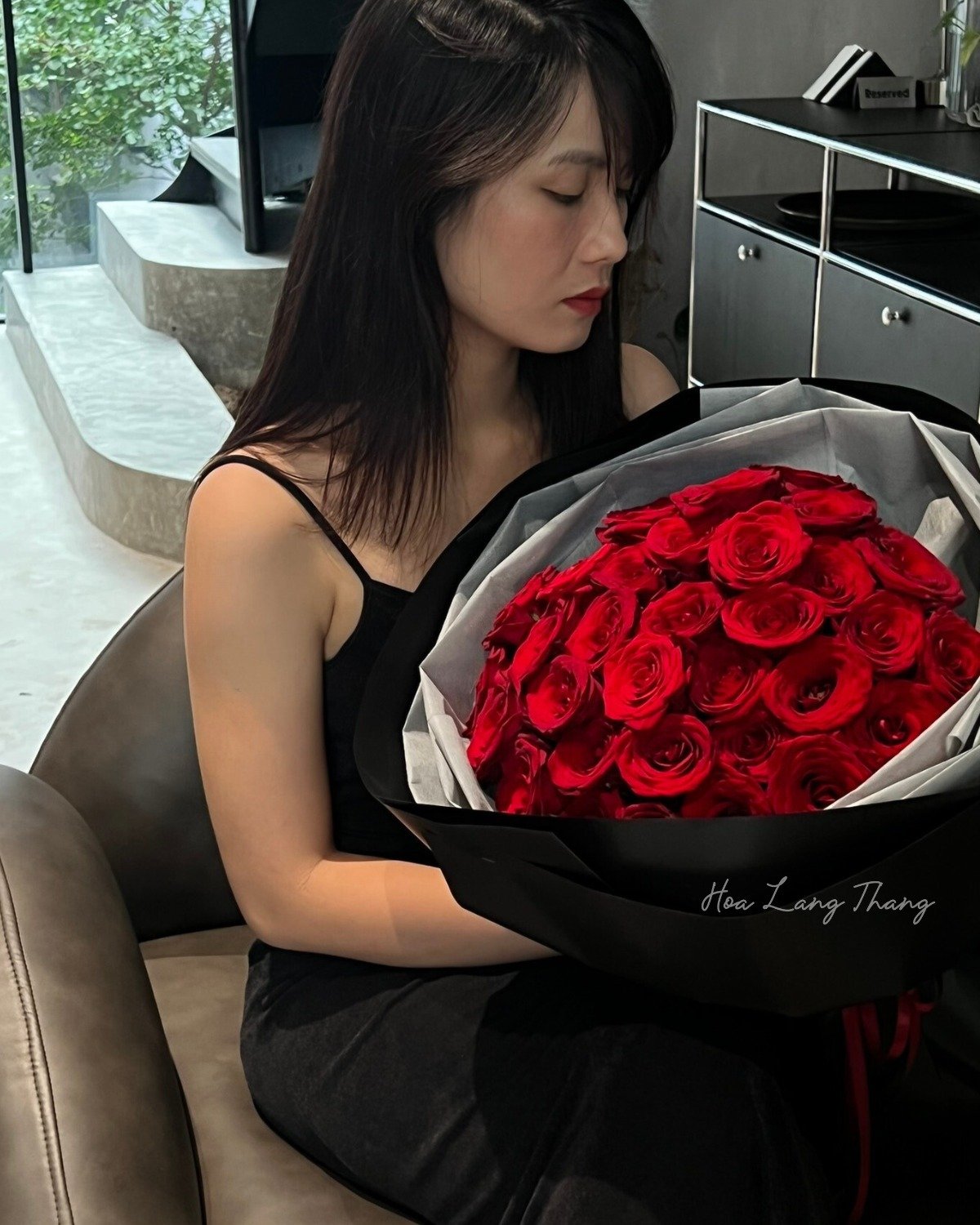 Người phụ nữ cầm bó <a href=