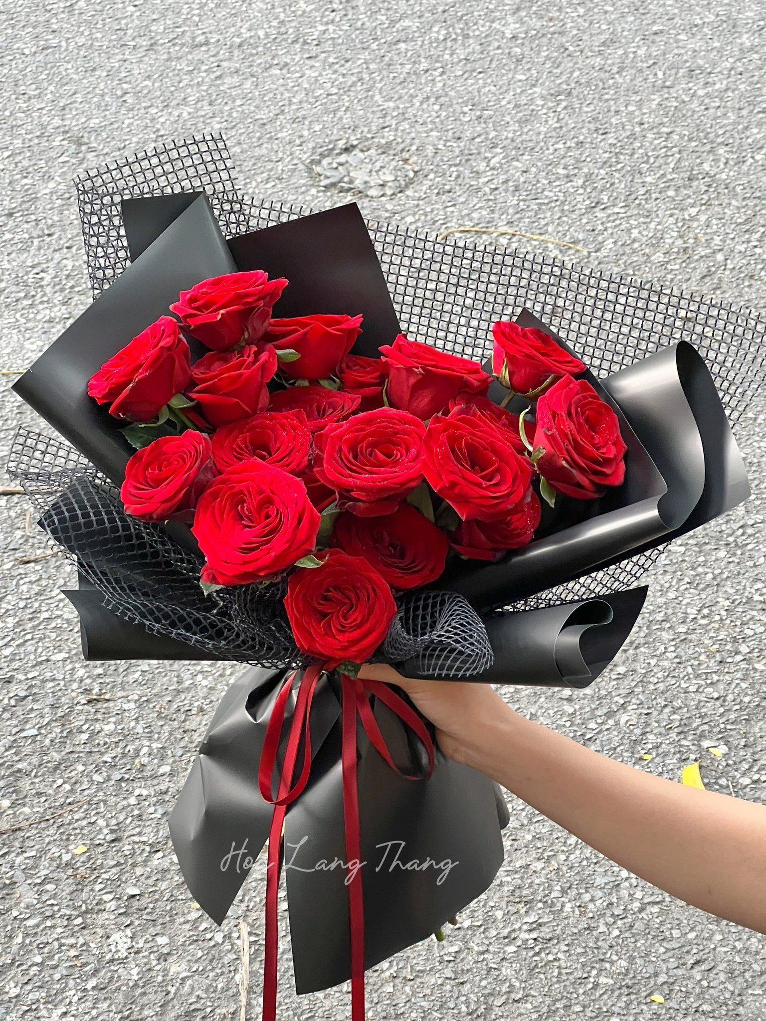 Bó hoa hồng đỏ tươi, sang trọng, phù hợp để tặng trong các dịp đặc biệt