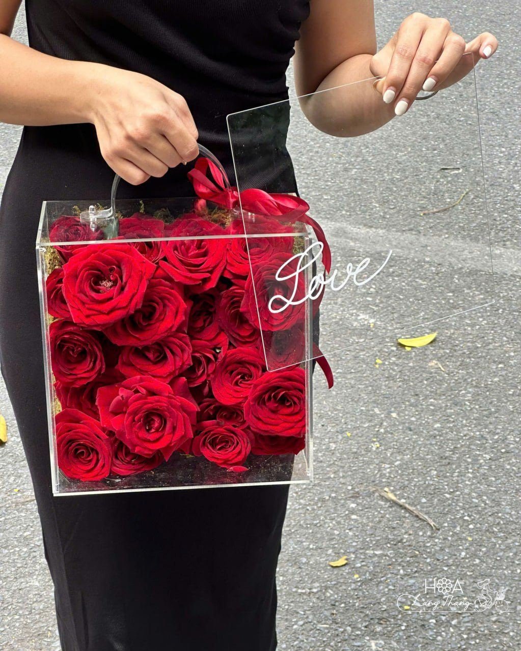 Hộp hoa hồng đỏ đẹp với chữ 'Love', kiểu cắm sang trọng