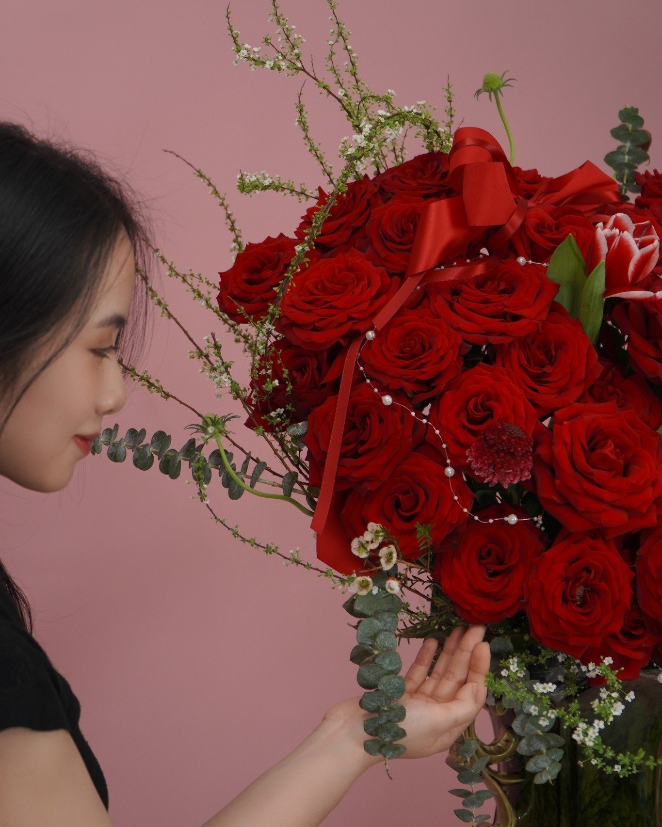 Bó hoa hồng đỏ rực rỡ, kết hợp với các loại hoa nhỏ trắng, kiểu cắm tươi sáng